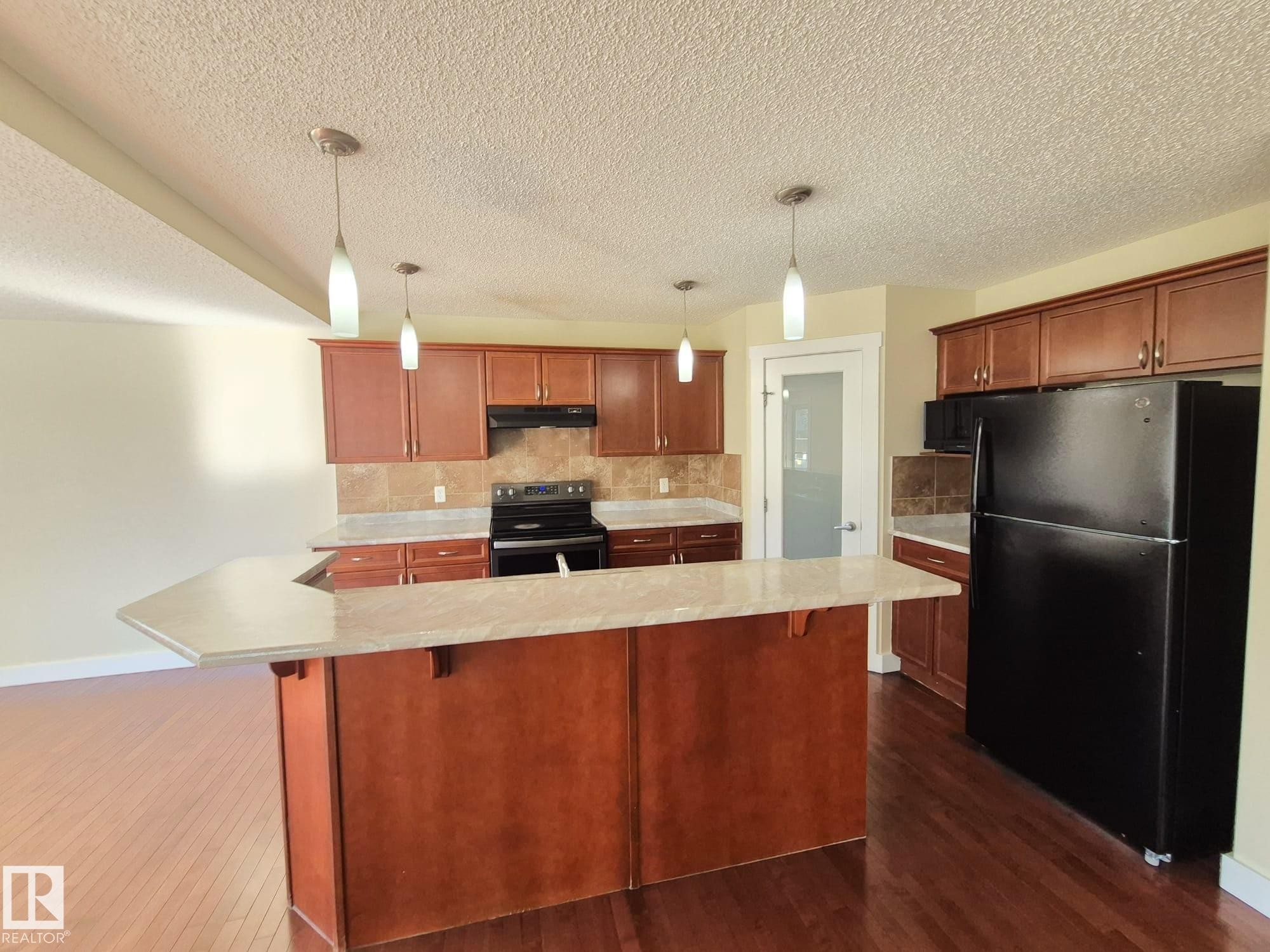 












8361 shaske Crescent

,
Edmonton,




AB
T6R 0B4

