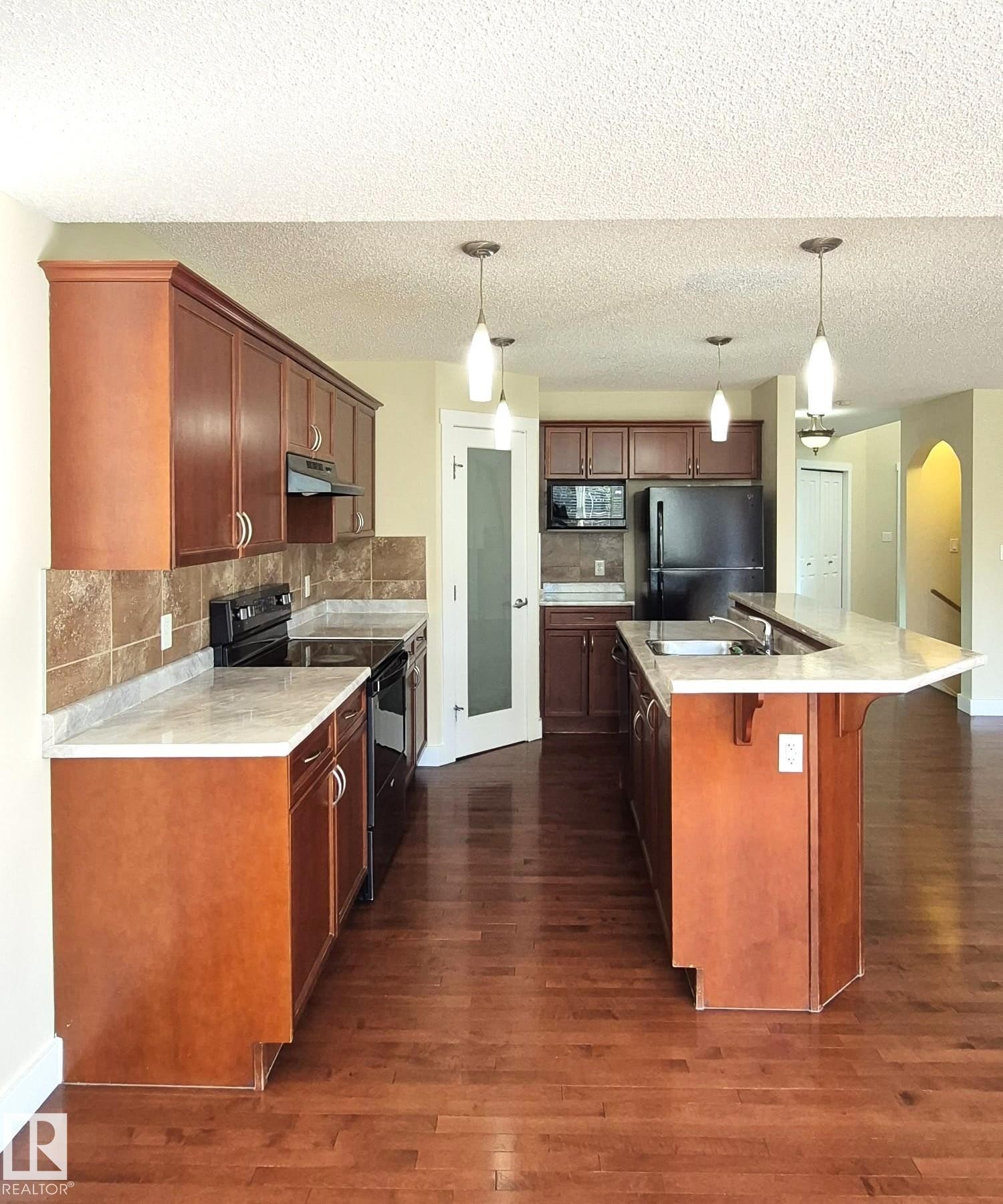 












8361 shaske Crescent

,
Edmonton,




AB
T6R 0B4

