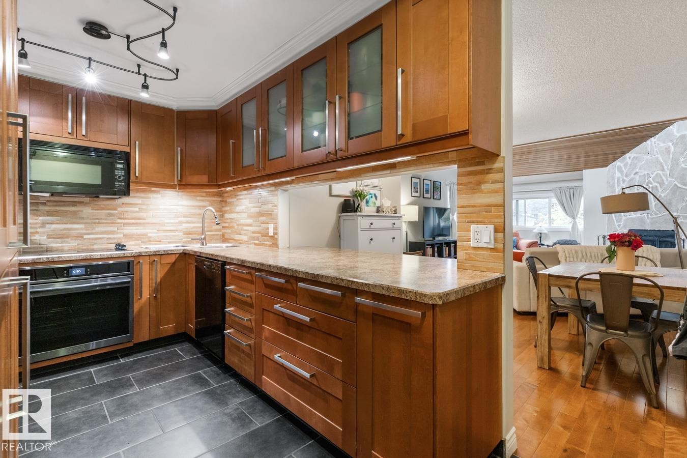 












410 10139 117 Street

,
Edmonton,




AB
T5K 2L3

