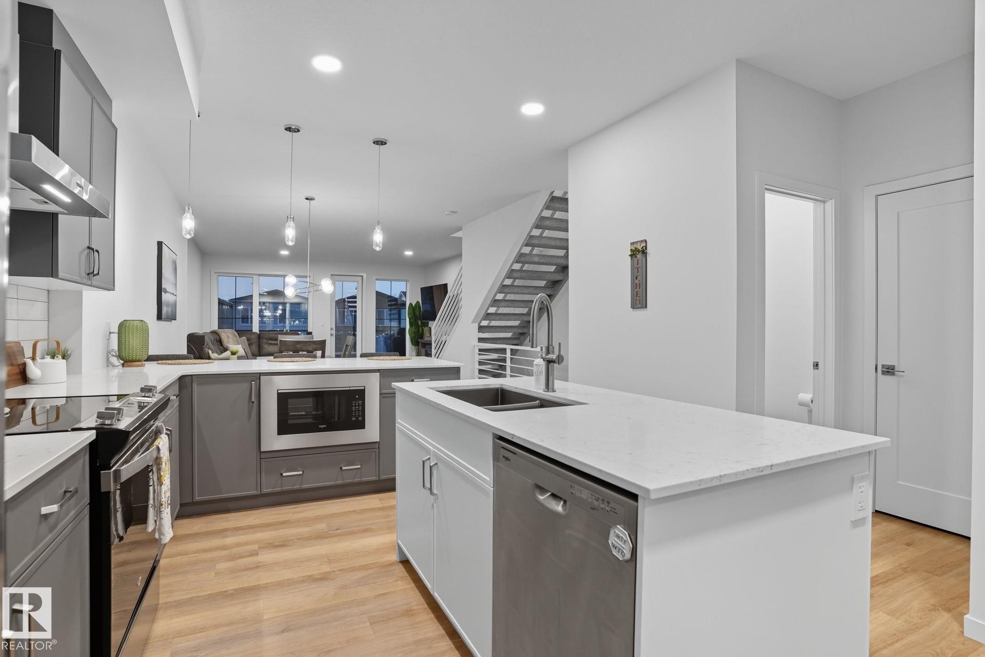 












3302 KULAY Way

,
Edmonton,




AB
T6W 1A5

