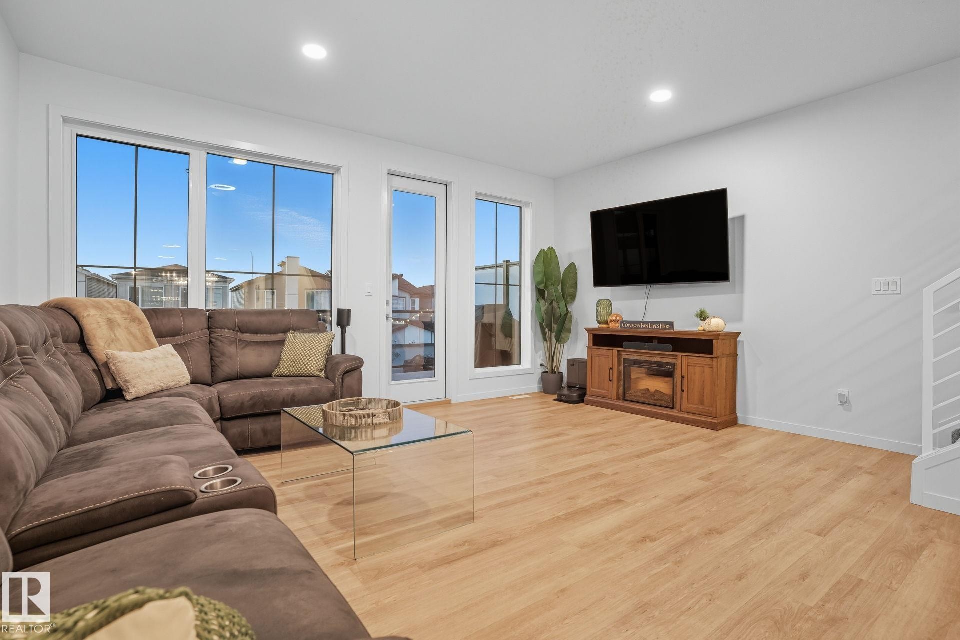 












3302 KULAY Way

,
Edmonton,




AB
T6W 1A5

