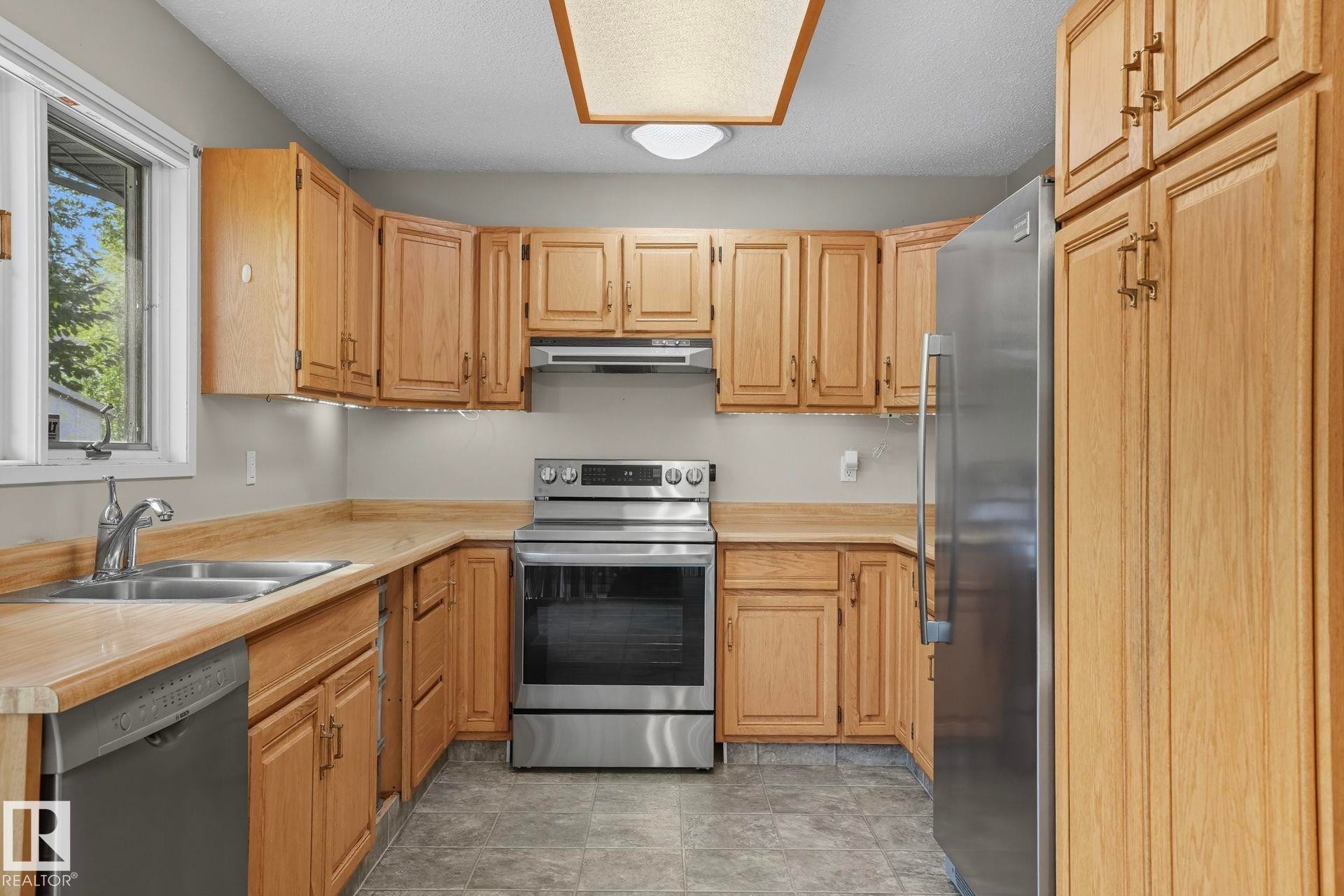 












7 PEMBINA Place

,
St. Albert,




AB
T8N 4P7

