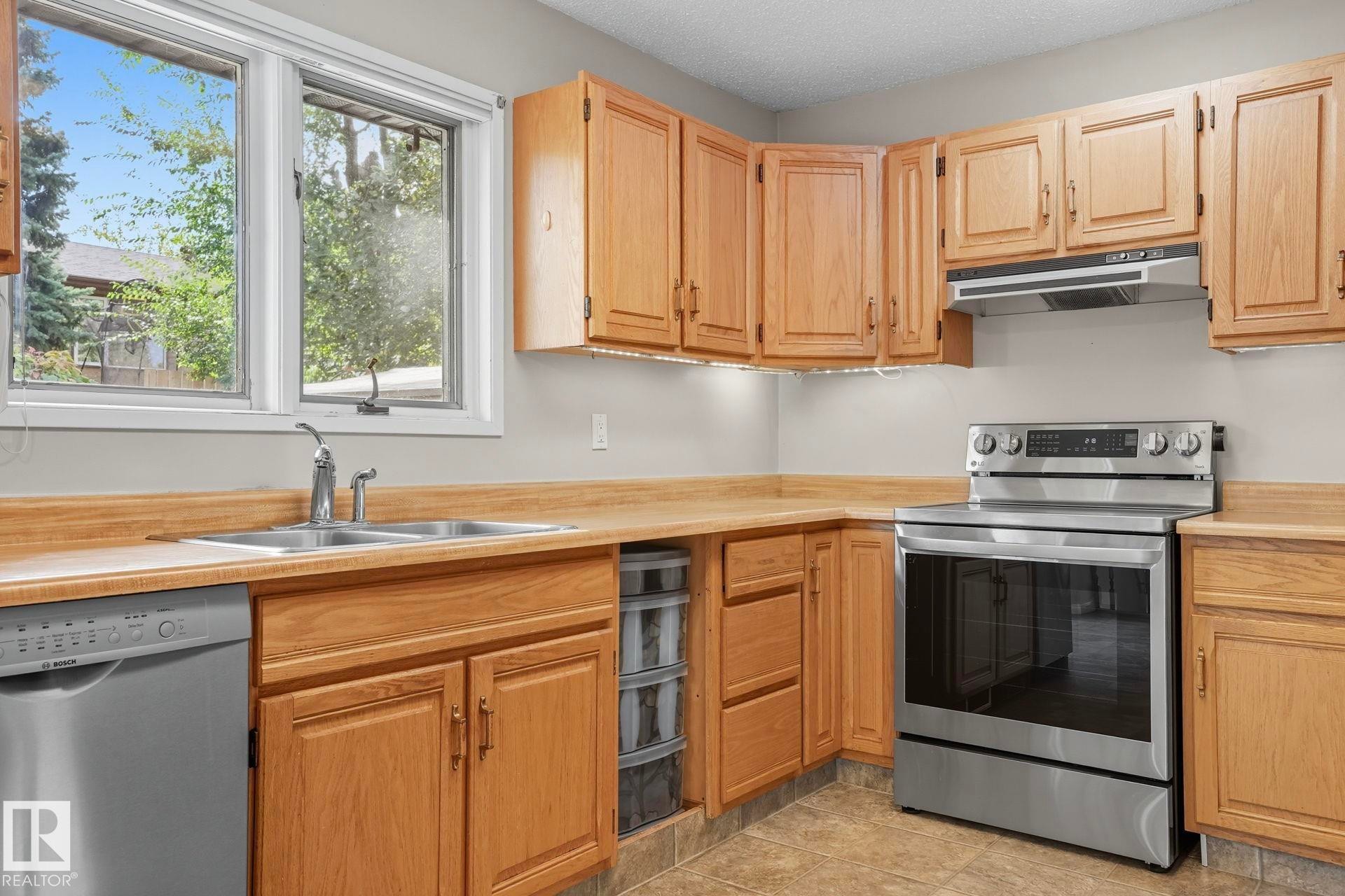 












7 PEMBINA Place

,
St. Albert,




AB
T8N 4P7


