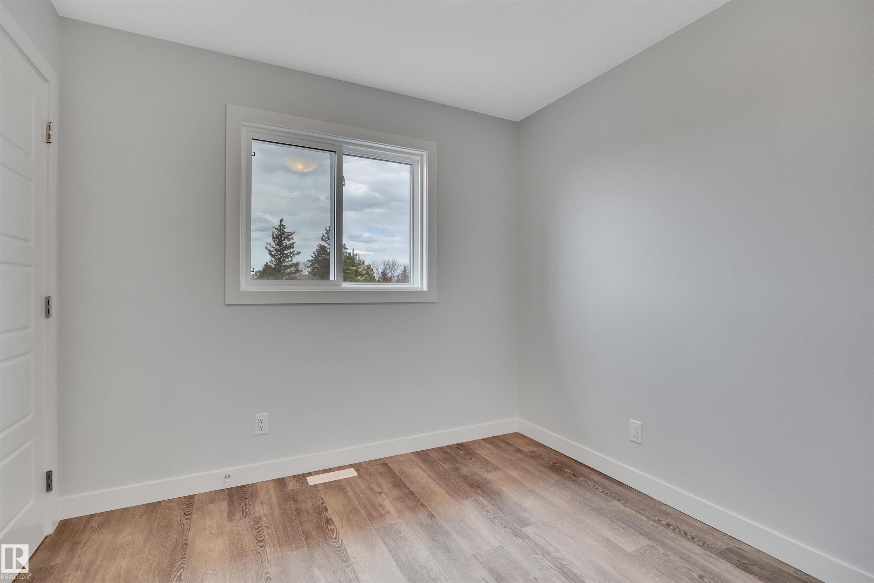 












5006 48 Ave

,
Leduc,




AB
T9E 7H7

