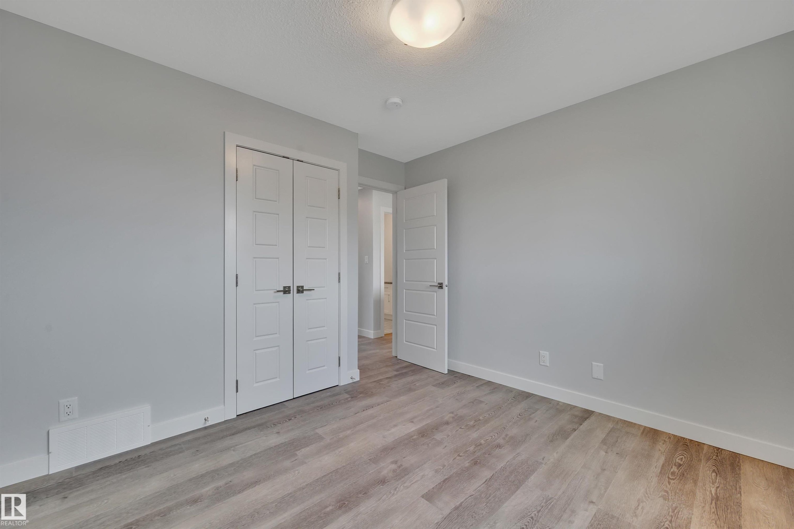 












5006 48 Ave

,
Leduc,




AB
T9E 7H7

