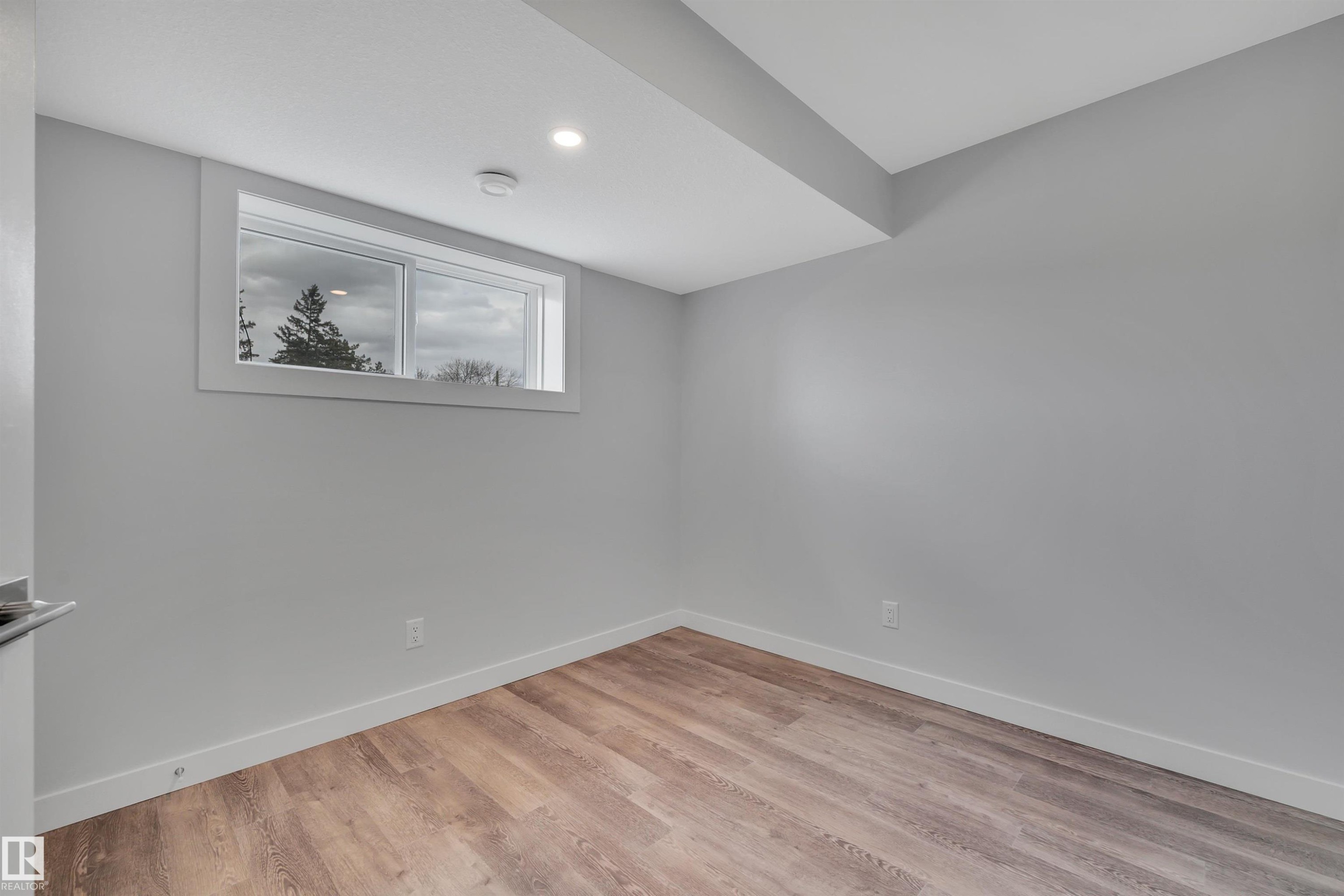 












5006 48 Ave

,
Leduc,




AB
T9E 7H7

