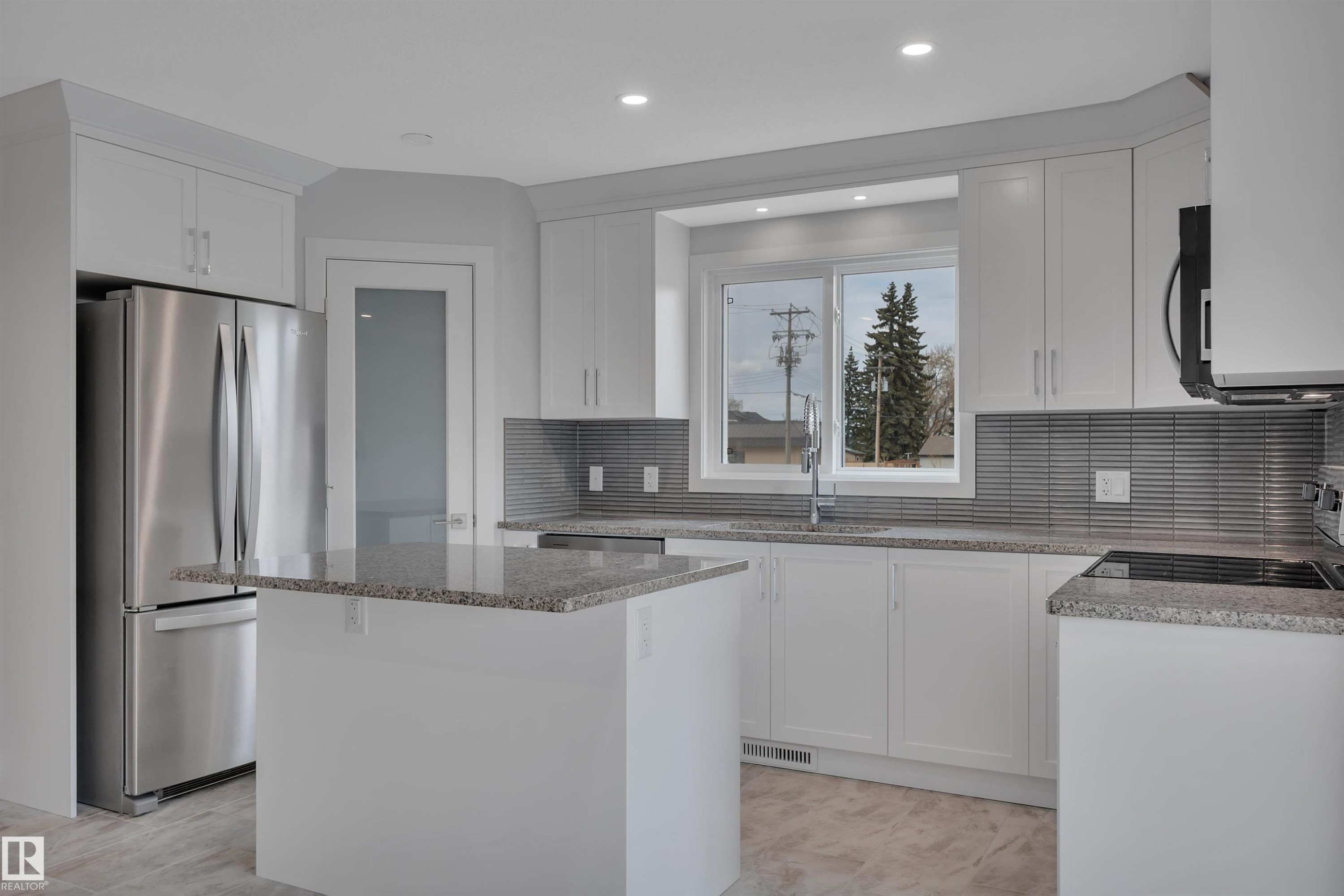 












5006 48 Ave

,
Leduc,




AB
T9E 7H7

