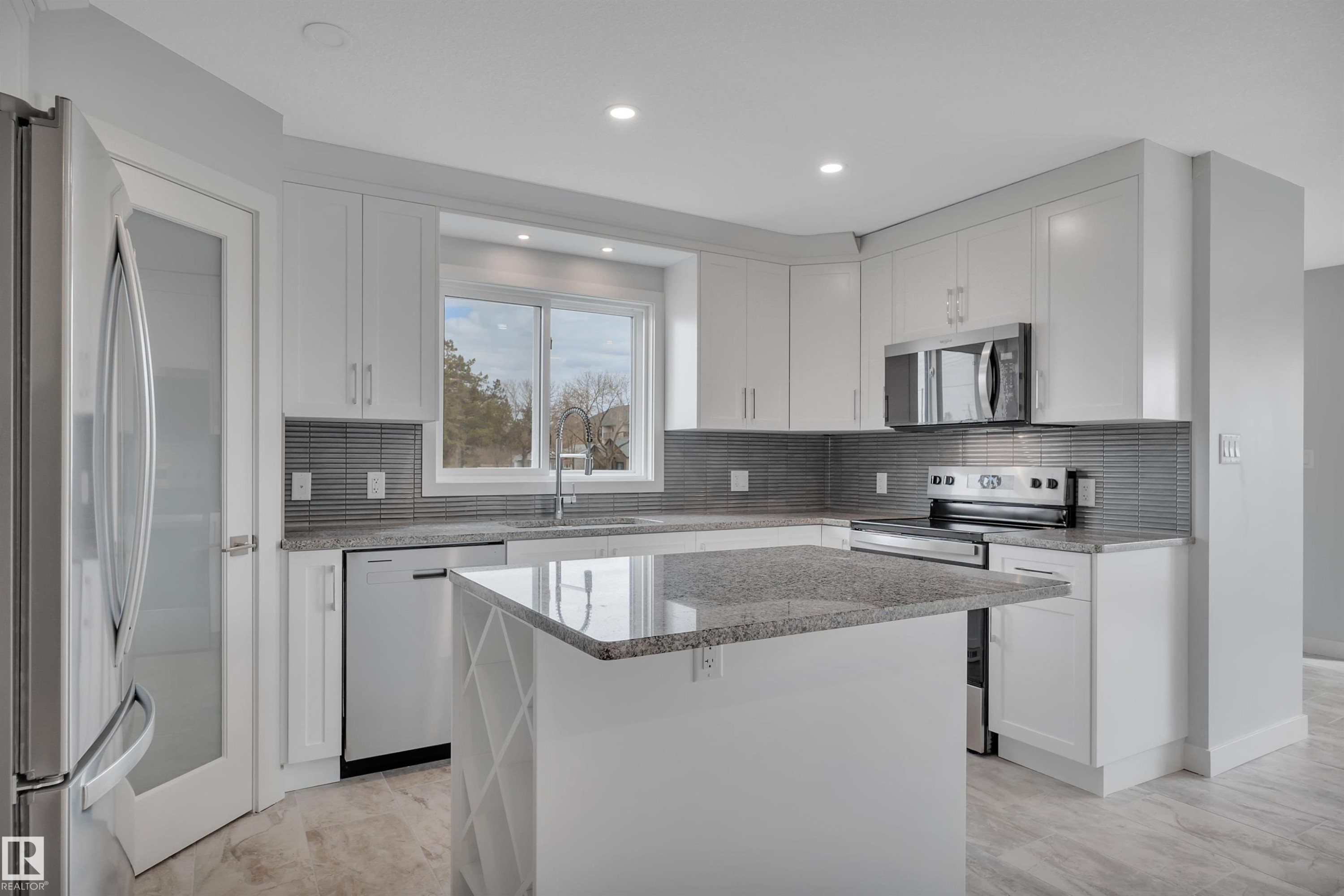 












5006 48 Ave

,
Leduc,




AB
T9E 7H7

