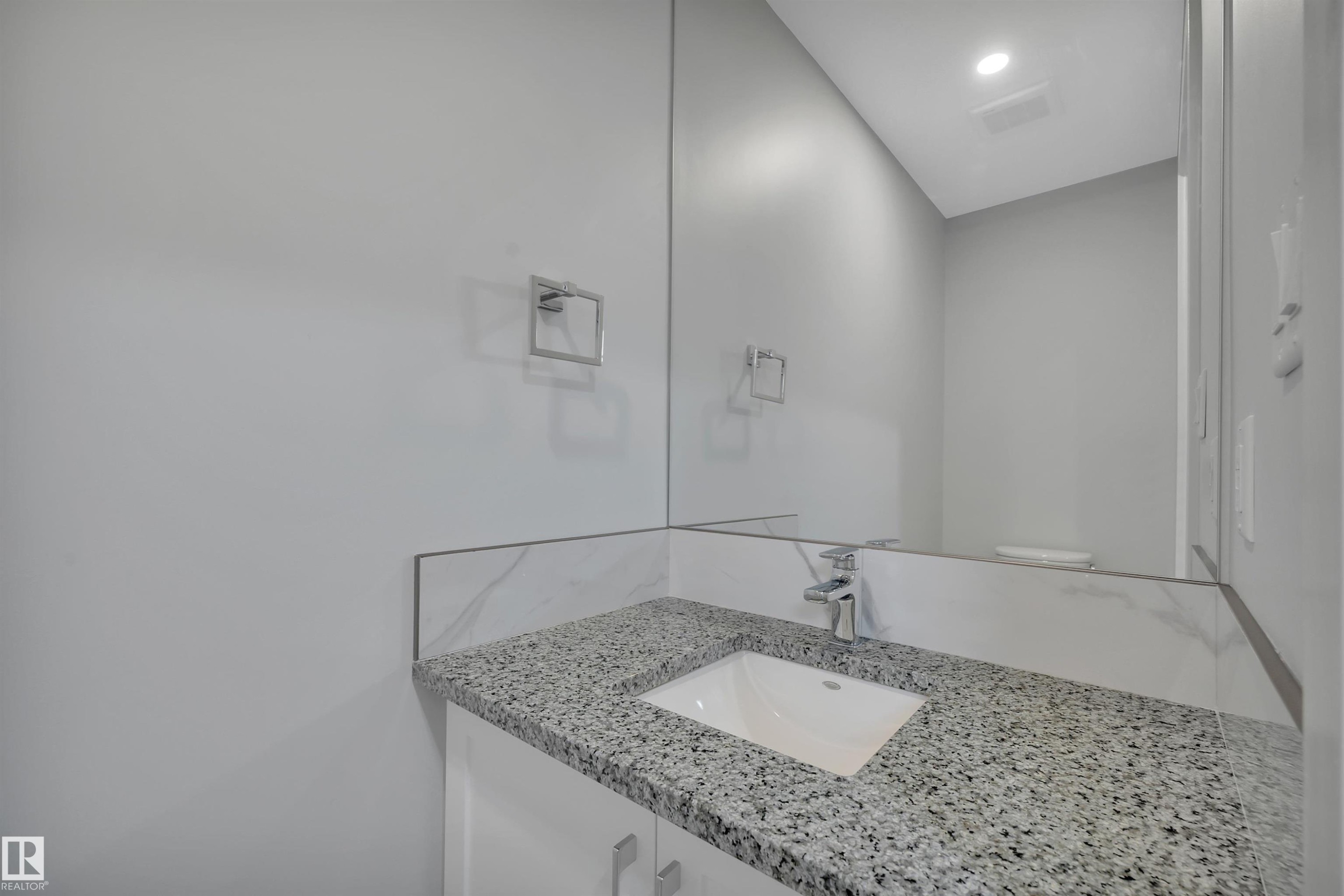 












5006 48 Ave

,
Leduc,




AB
T9E 7H7

