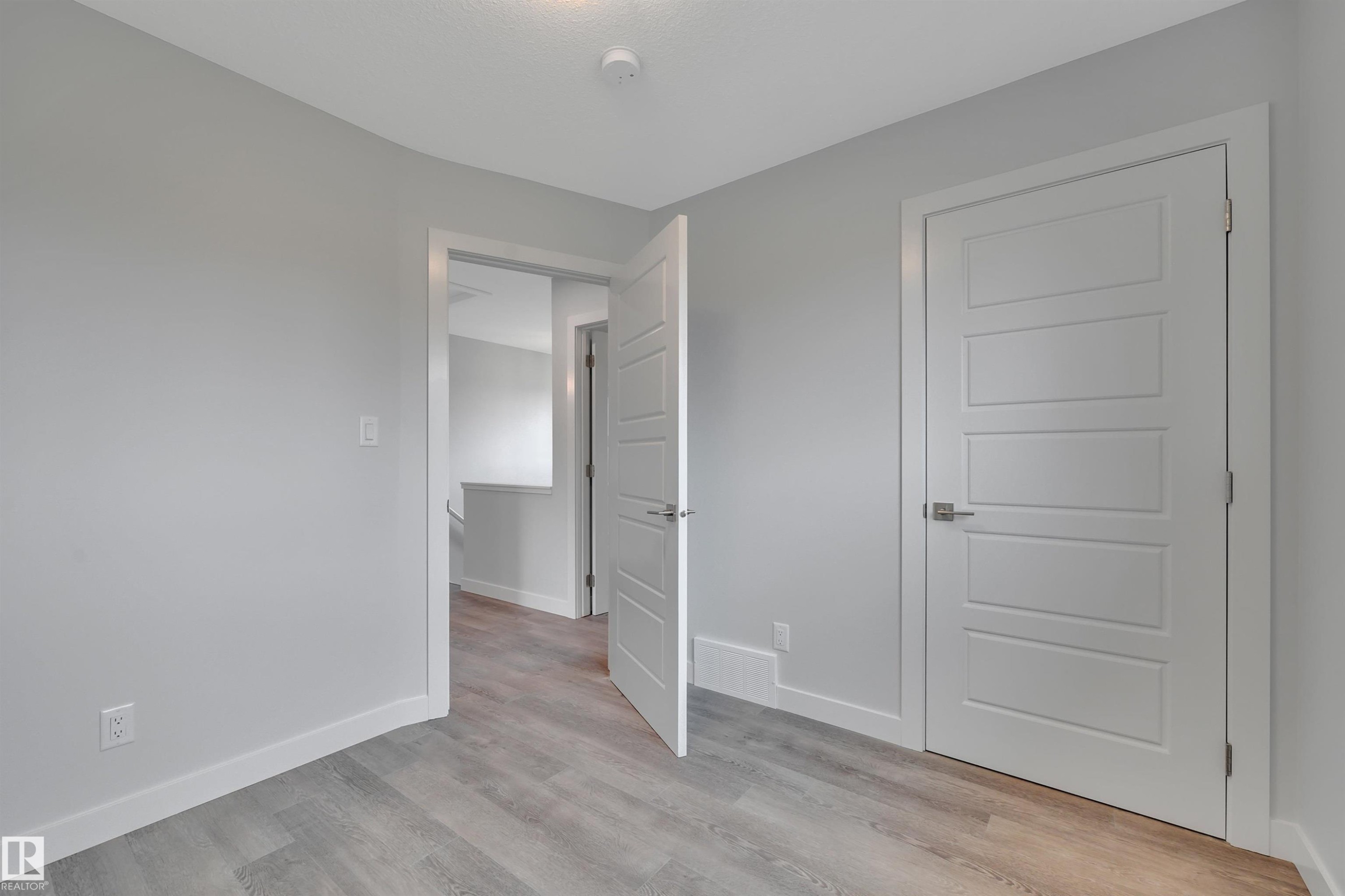 












5006 48 Ave

,
Leduc,




AB
T9E 7H7

