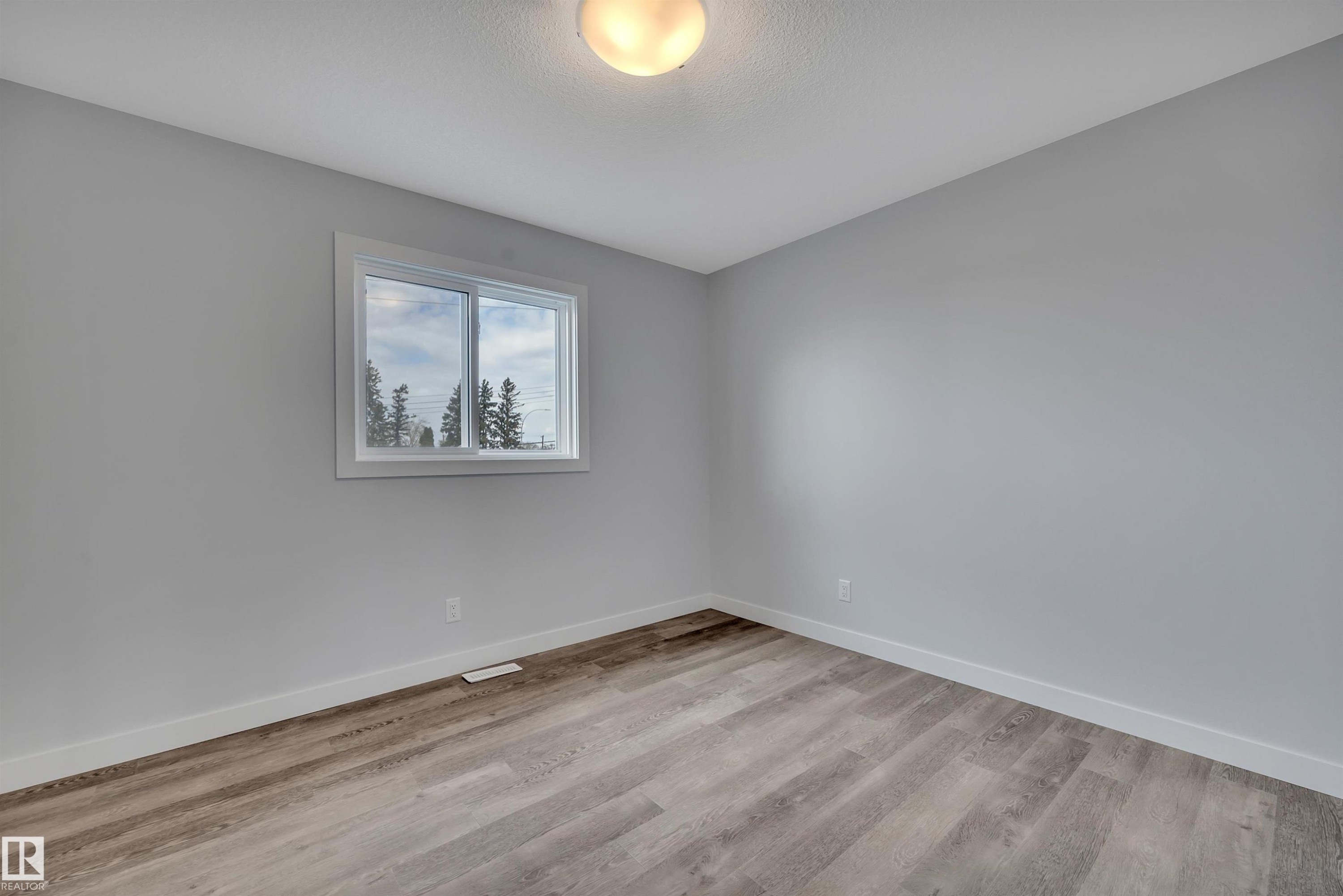 












5006 48 Ave

,
Leduc,




AB
T9E 7H7

