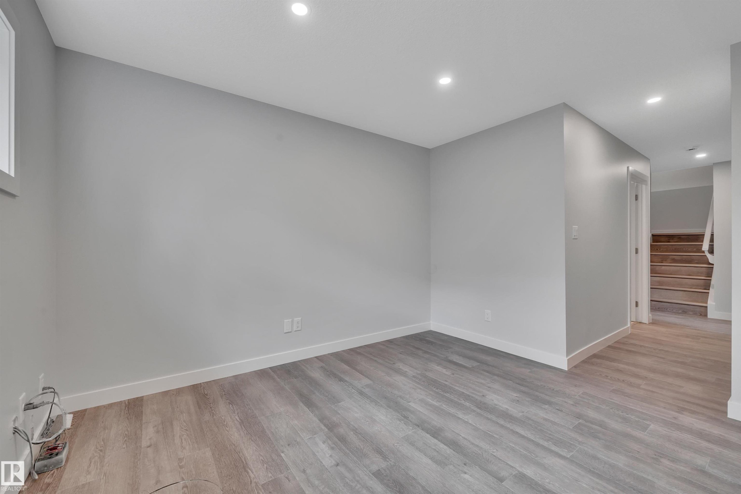 












5006 48 Ave

,
Leduc,




AB
T9E 7H7

