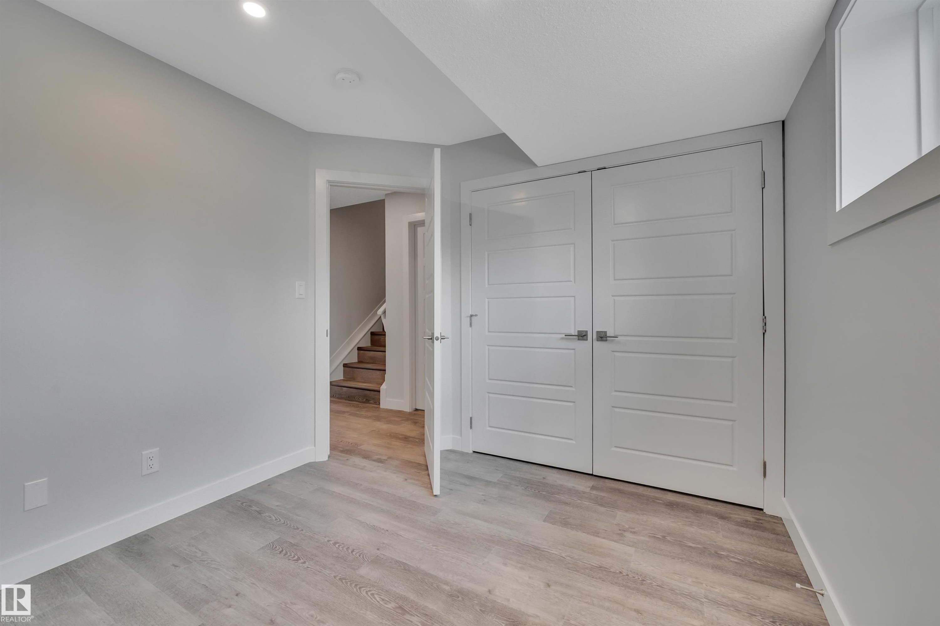 












5006 48 Ave

,
Leduc,




AB
T9E 7H7

