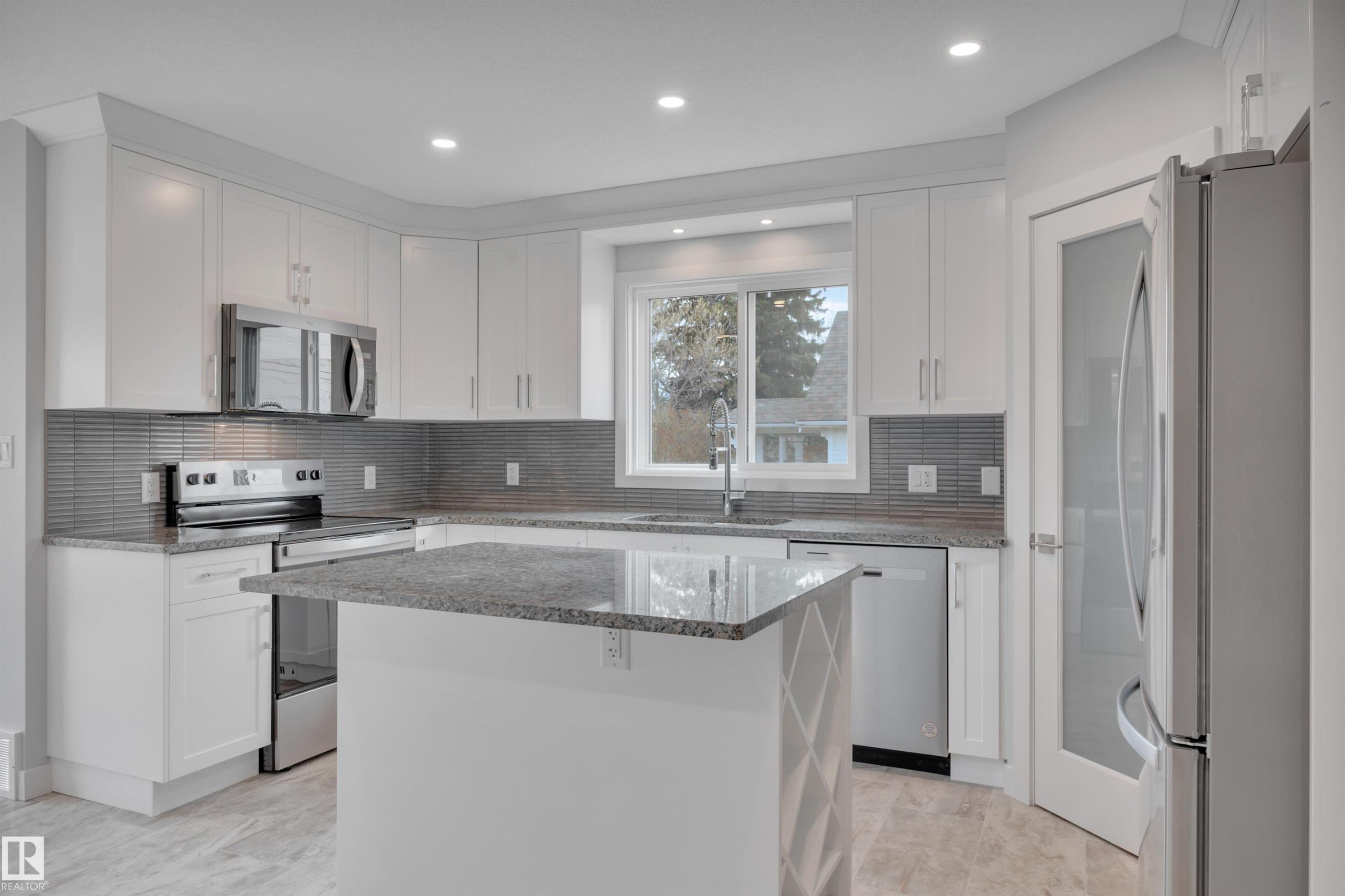 












5008 48 Ave

,
Leduc,




AB
T9E 7H7

