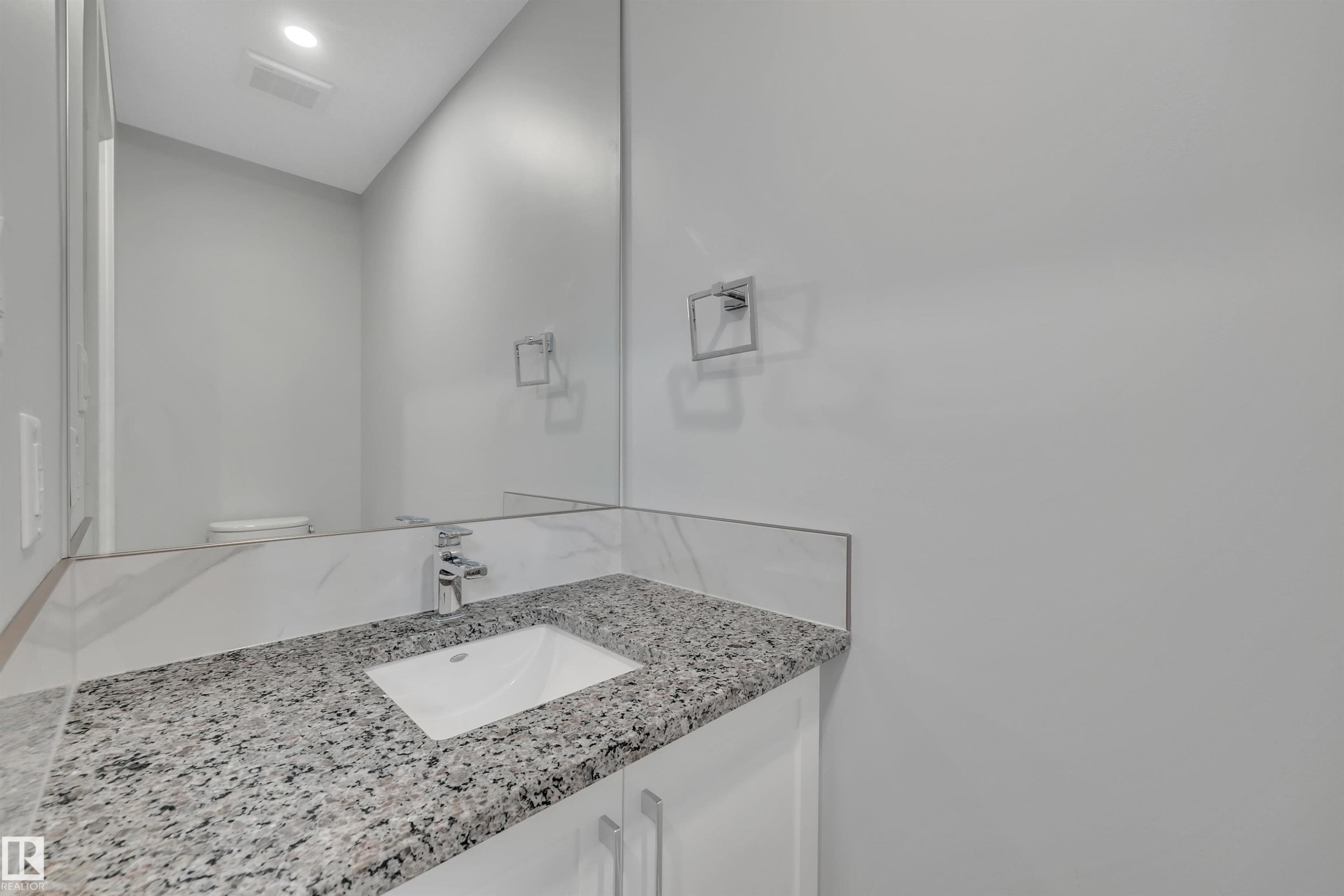 












5008 48 Ave

,
Leduc,




AB
T9E 7H7

