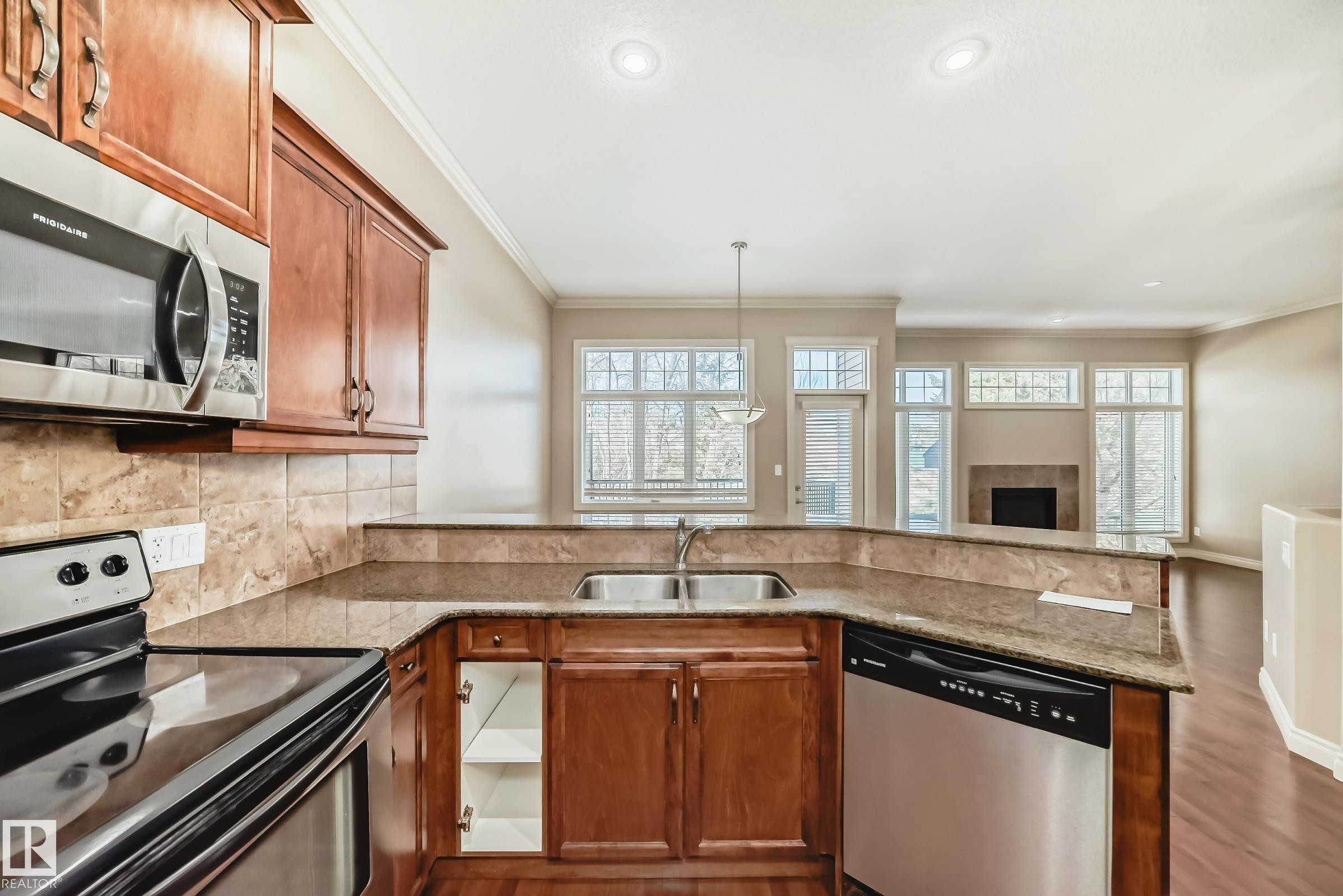 












13 12610 15 Avenue

,
Edmonton,




AB
T6W 1X1

