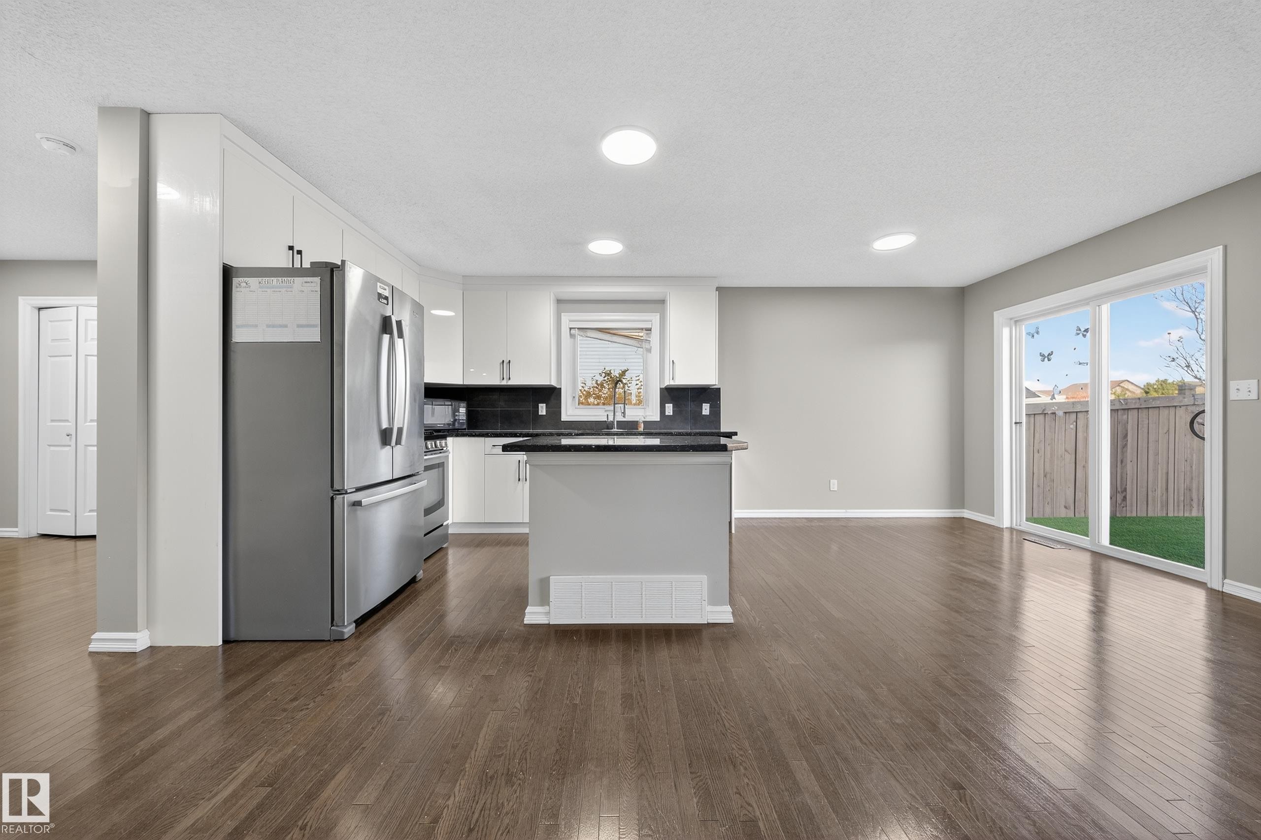 












1827 28 Street

,
Edmonton,




AB
T6T 0N8

