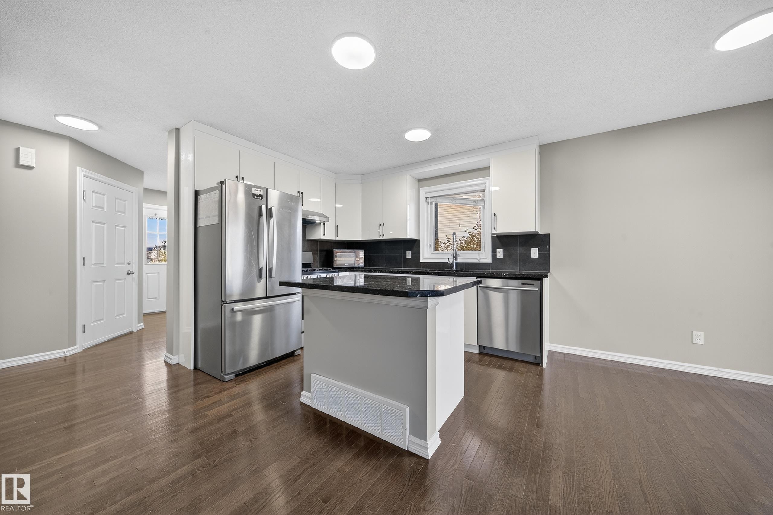 












1827 28 Street

,
Edmonton,




AB
T6T 0N8

