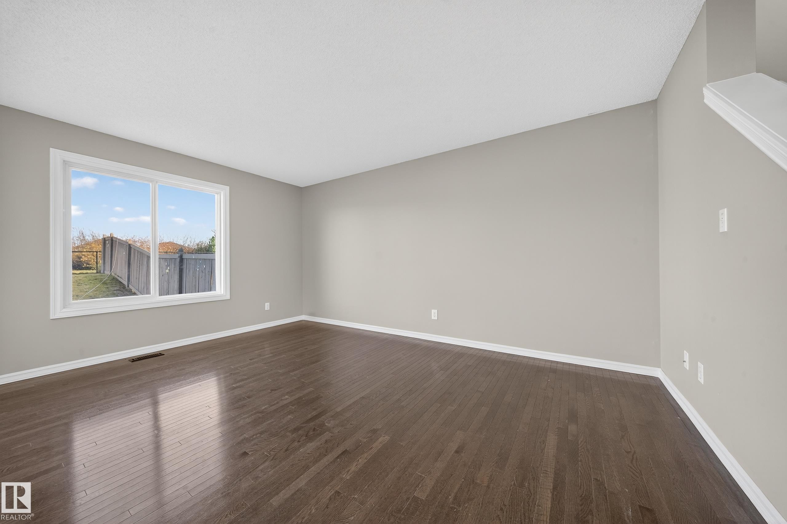 












1827 28 Street

,
Edmonton,




AB
T6T 0N8

