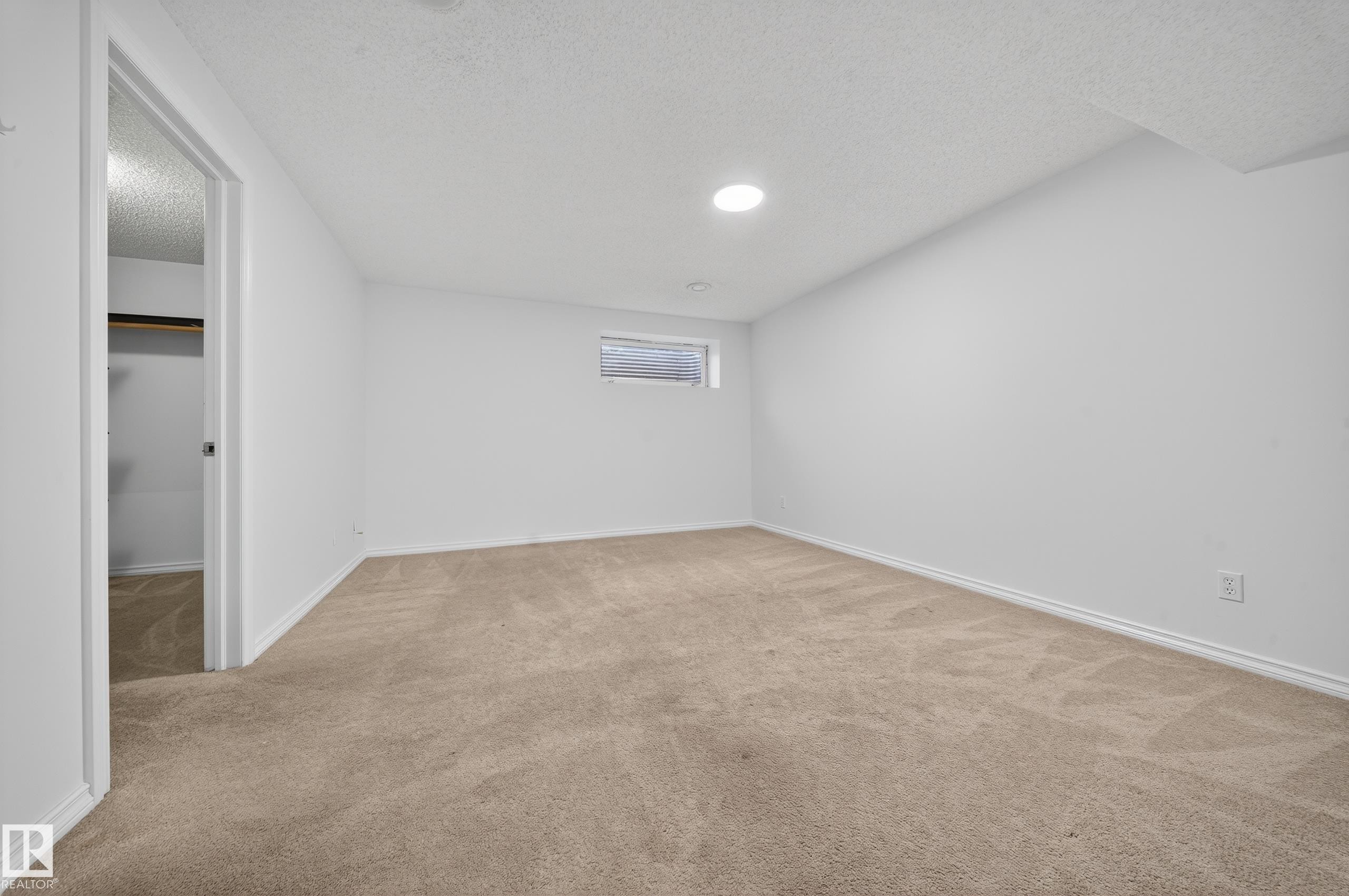 












1827 28 Street

,
Edmonton,




AB
T6T 0N8

