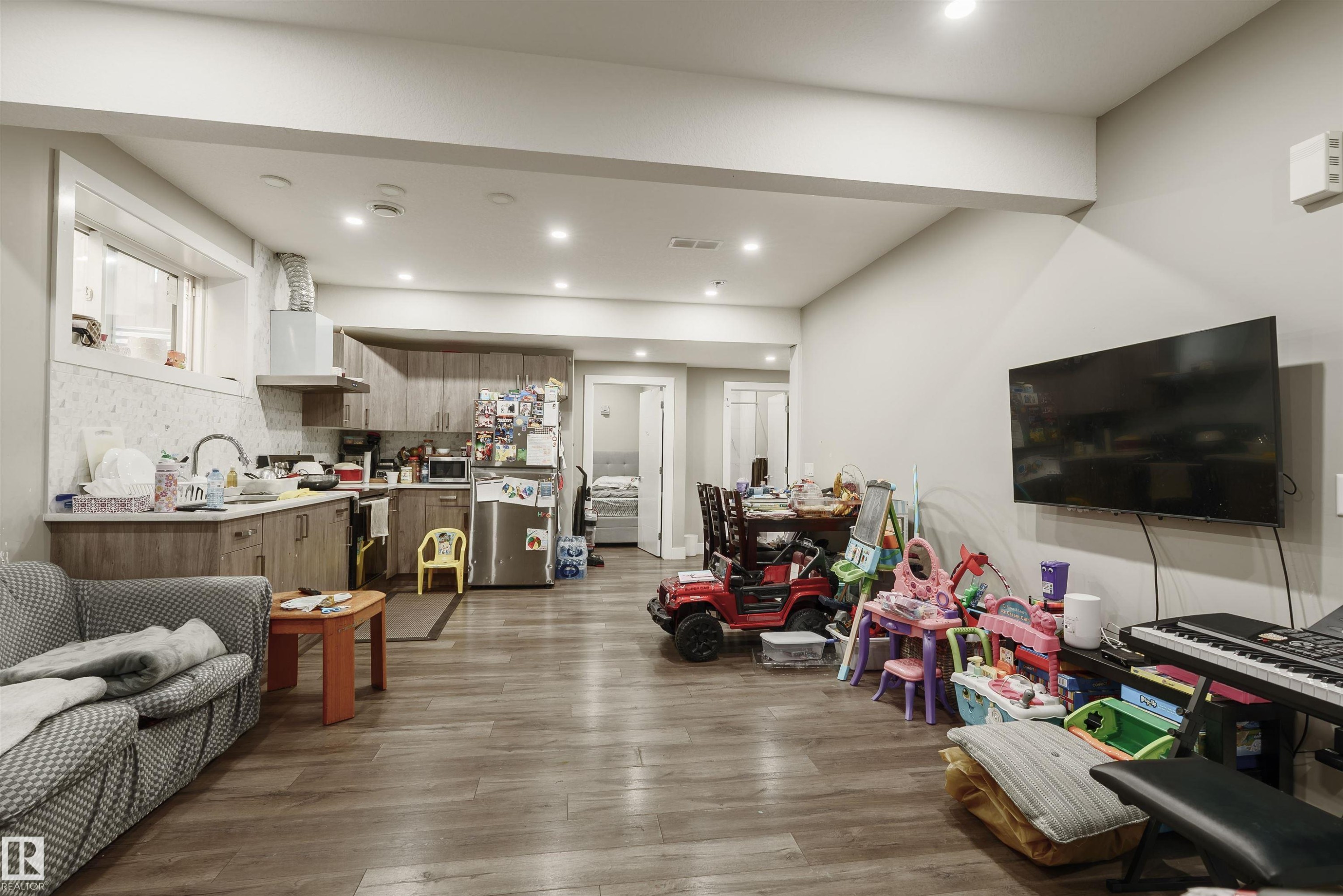 












2109 53 Street

,
Edmonton,




AB
T6X 1X3

