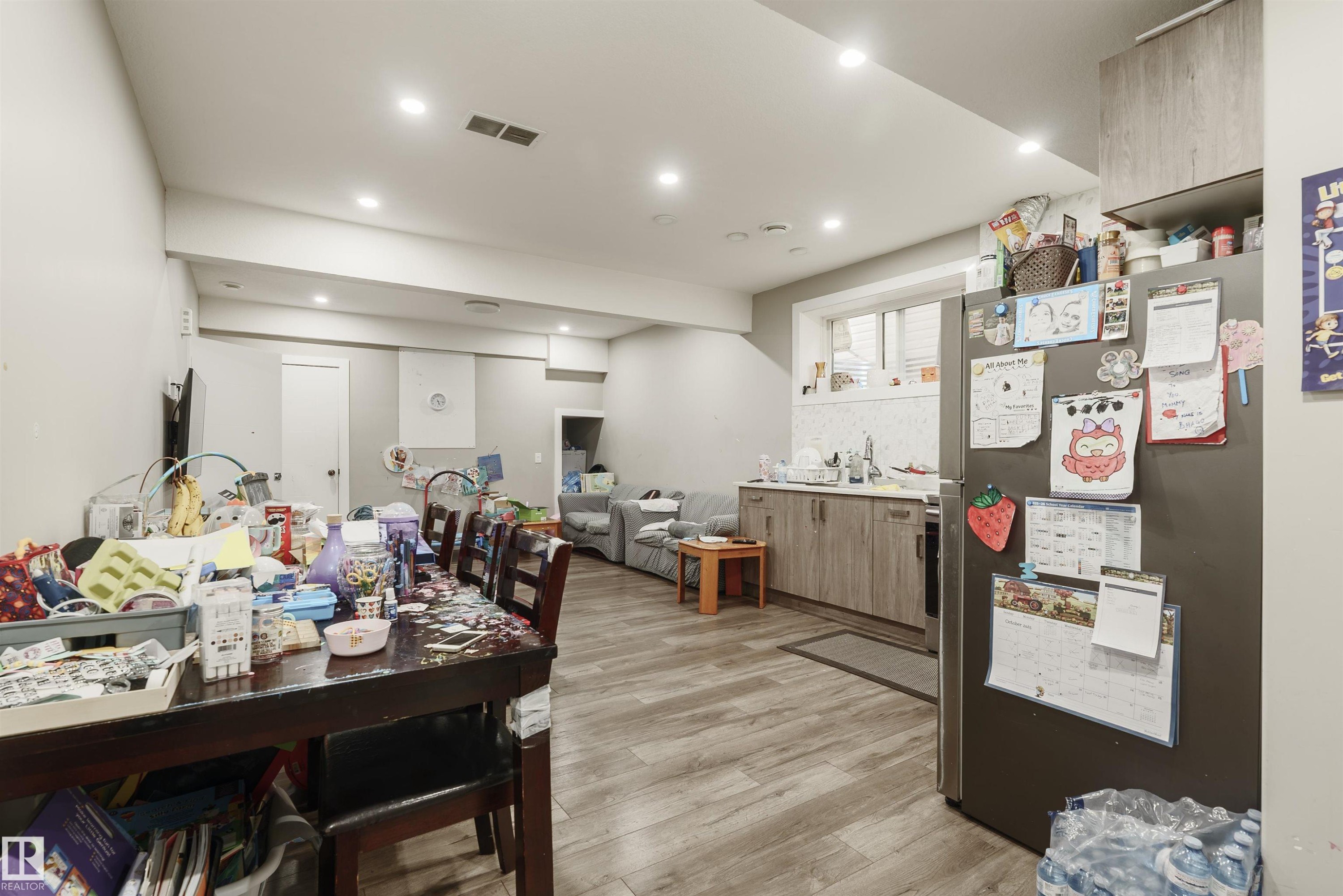 












2109 53 Street

,
Edmonton,




AB
T6X 1X3

