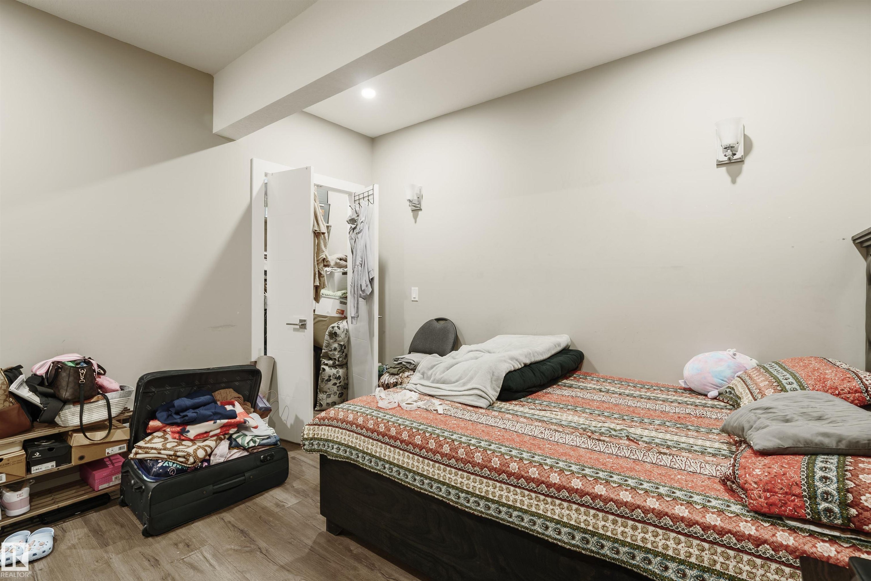 












2109 53 Street

,
Edmonton,




AB
T6X 1X3

