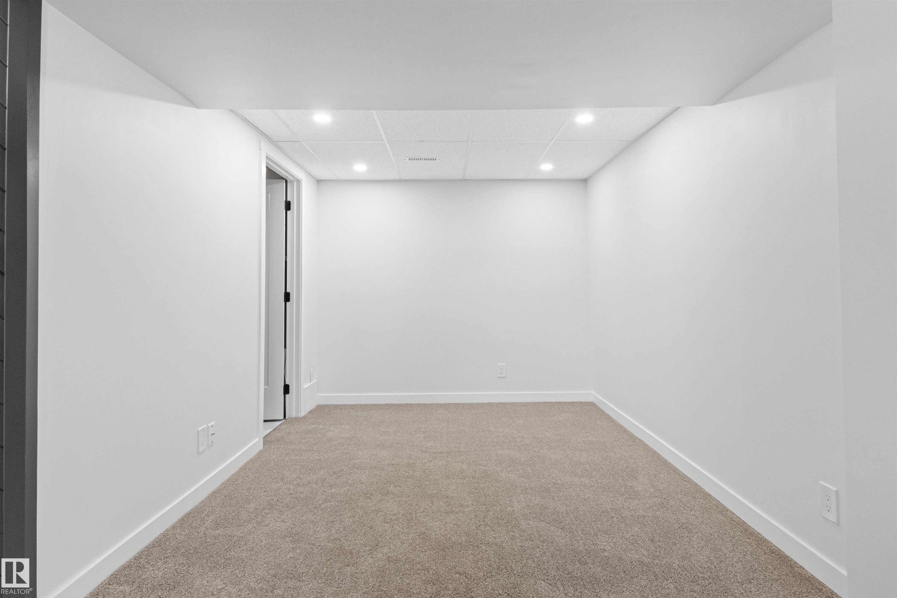 












2935 109 Street

,
Edmonton,




AB
T6J 4N6

