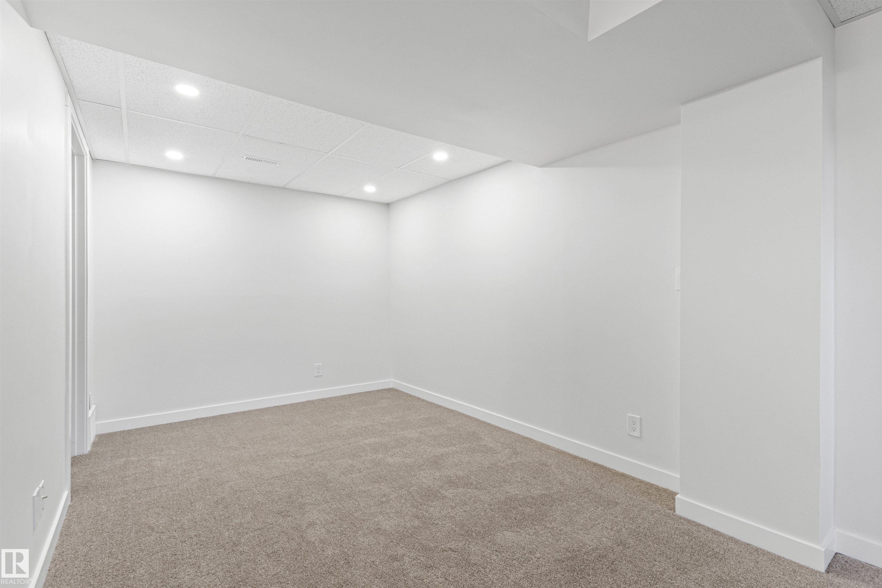 












2935 109 Street

,
Edmonton,




AB
T6J 4N6

