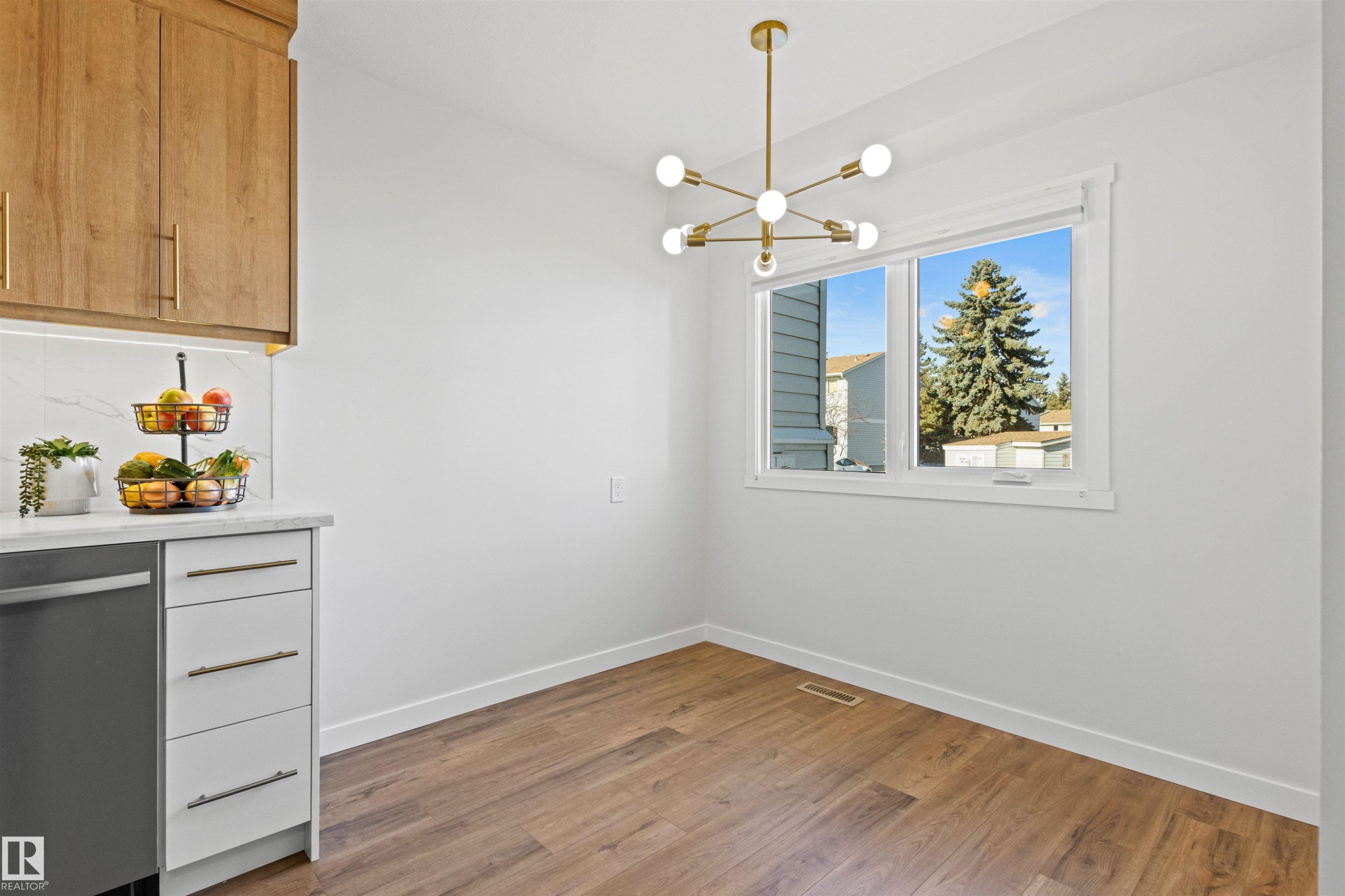 












2935 109 Street

,
Edmonton,




AB
T6J 4N6

