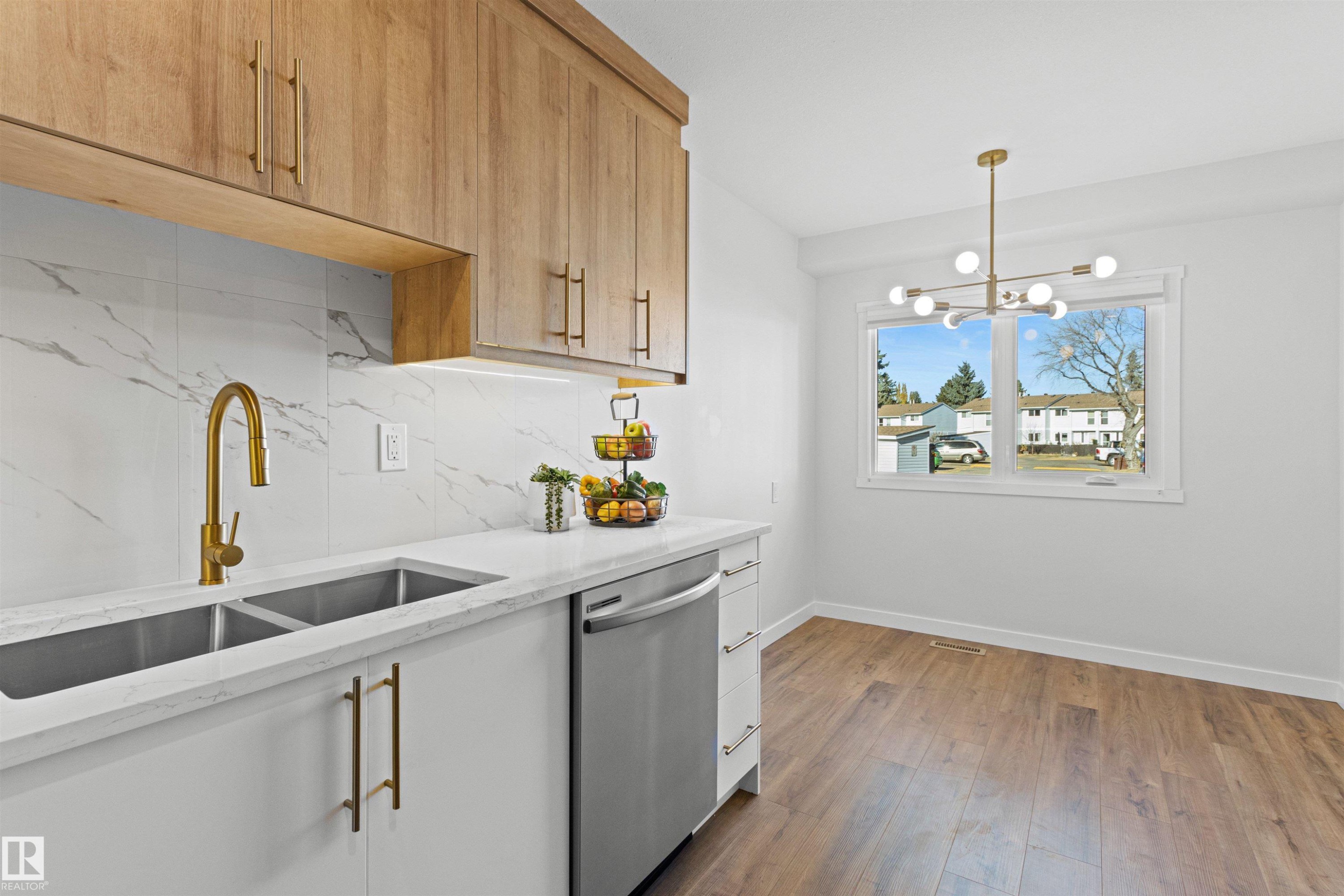 












2935 109 Street

,
Edmonton,




AB
T6J 4N6

