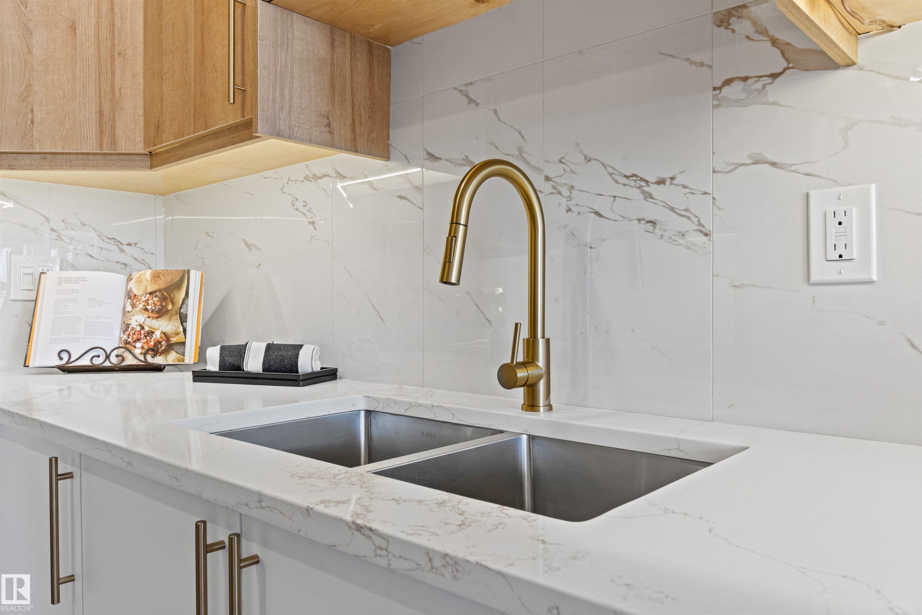 












2935 109 Street

,
Edmonton,




AB
T6J 4N6

