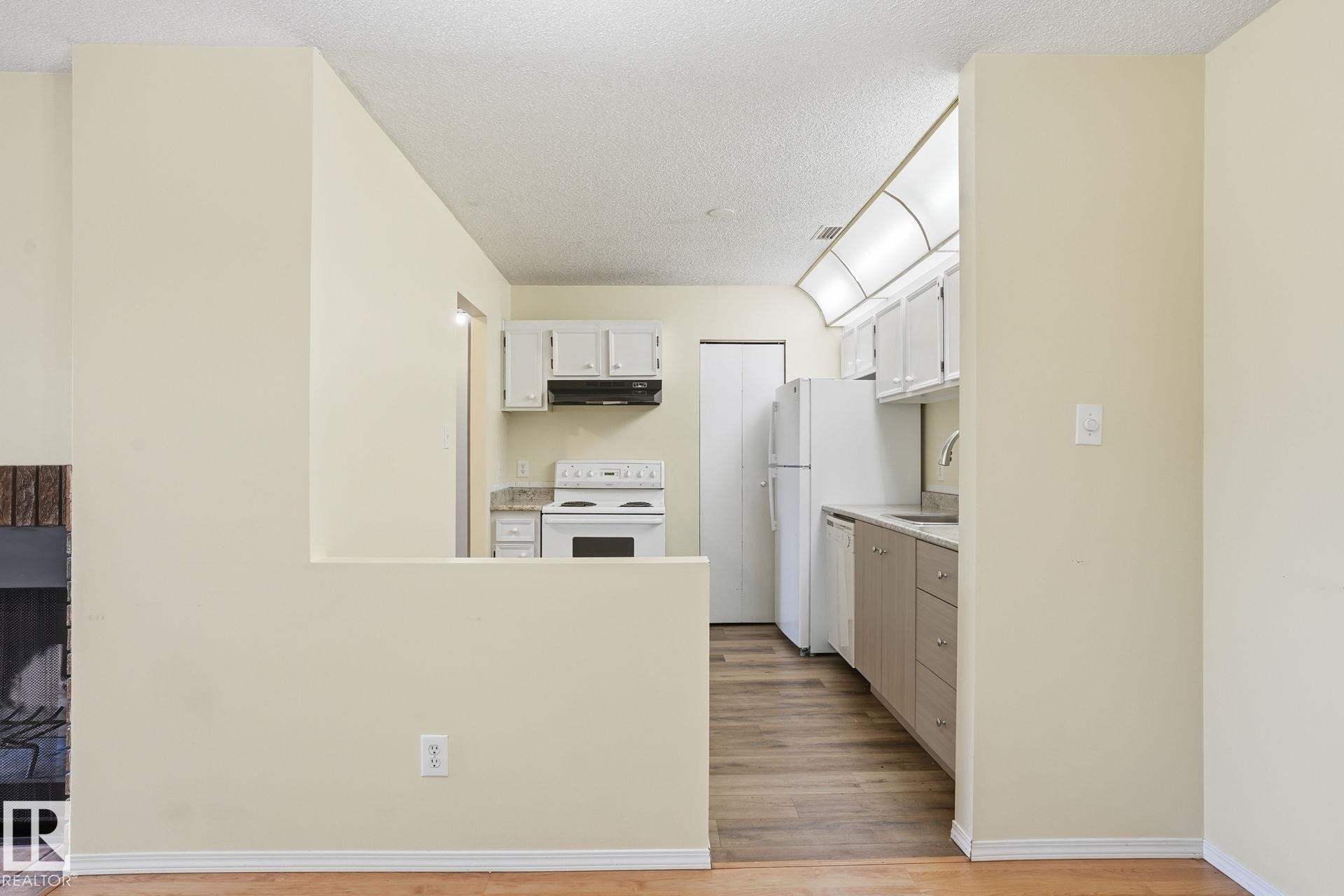 












66 2204 118 Street

,
Edmonton,




AB
T6J 5K2

