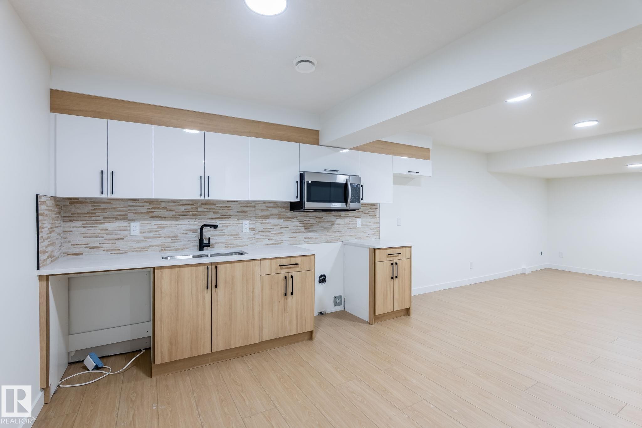 












2005 154 Avenue

,
Edmonton,




AB
T5Y 4H7

