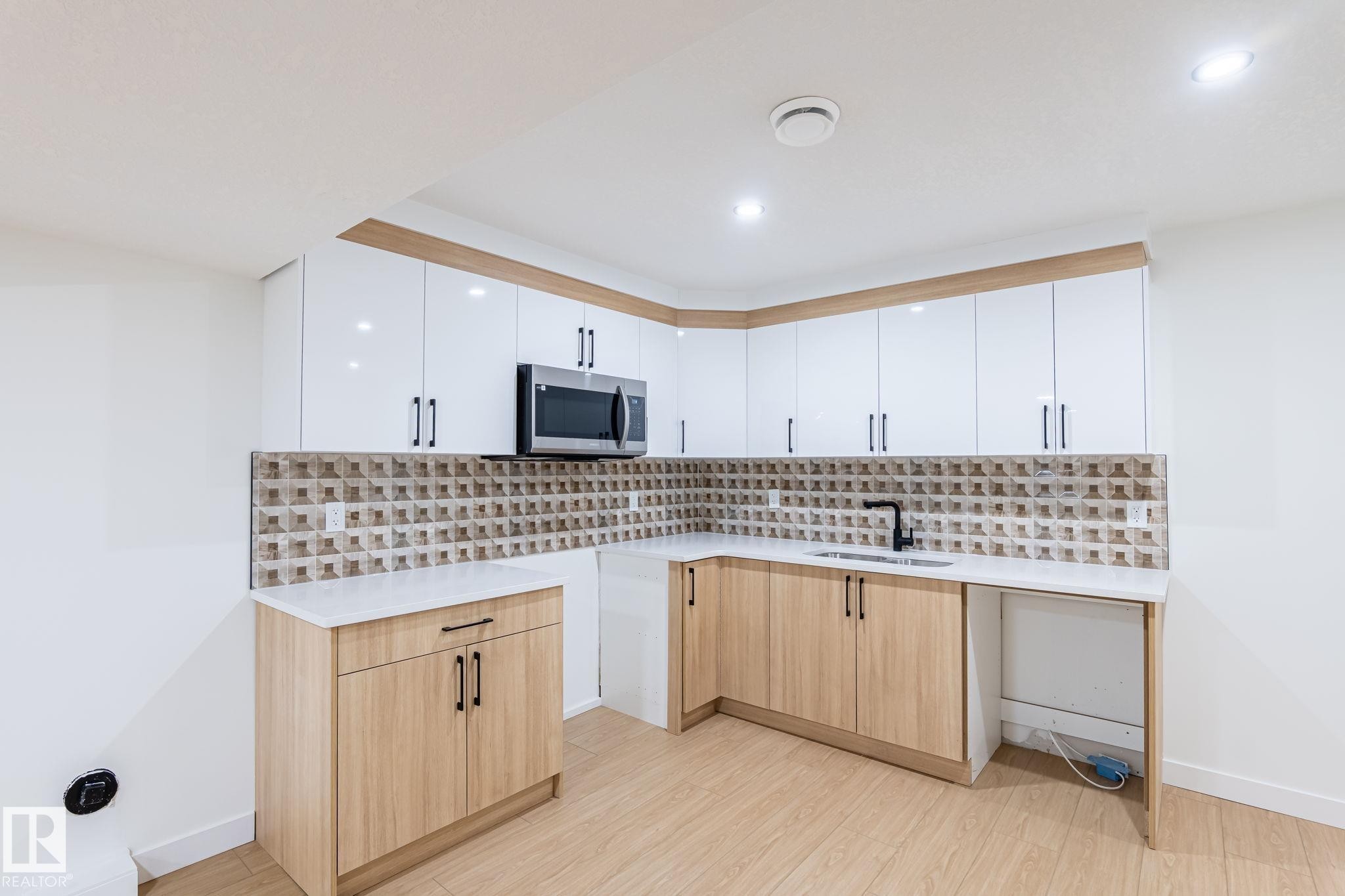 












2003 154 Avenue

,
Edmonton,




AB
T5Y 4H7

