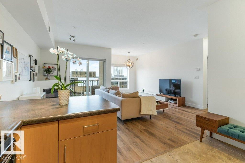 












405 10606 102 Avenue

,
Edmonton,




AB
T5J 5E9

