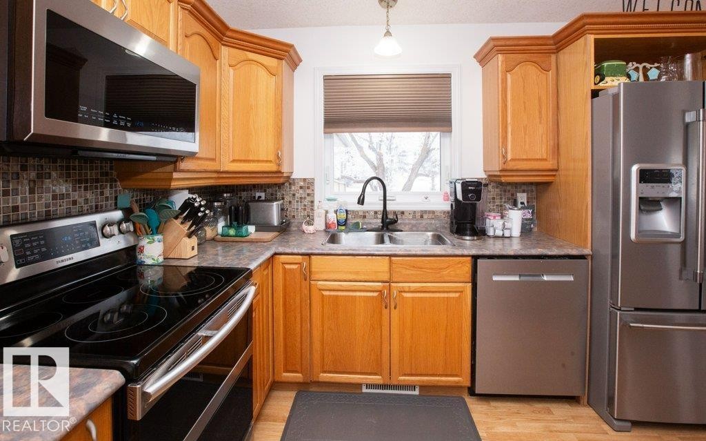 












4707 50 Street

,
Clyde,




AB
T0G 0P0

