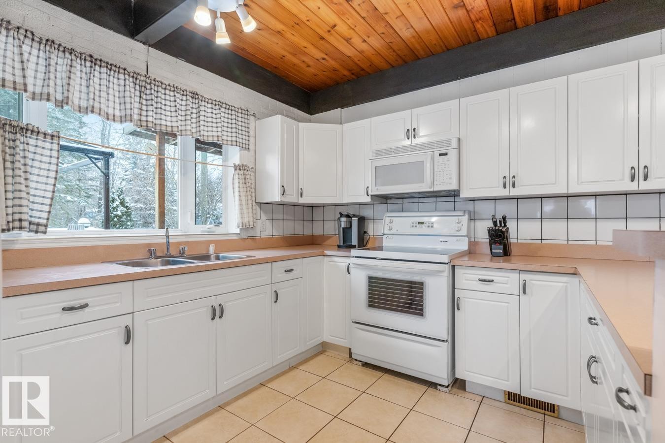 












311 3RD Street

,
Rural Lac Ste. Anne County,




AB
T0E 0L0

