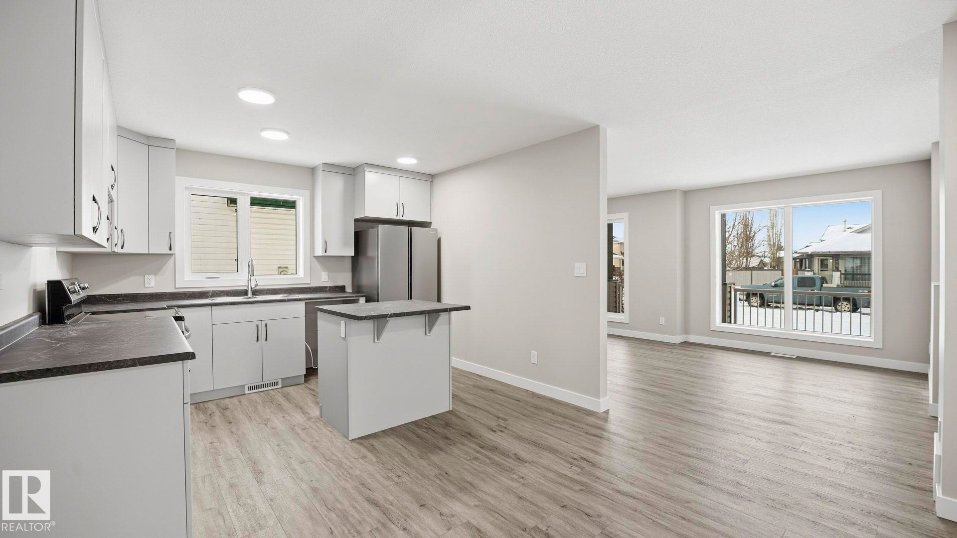 












98 HEATHERGLEN Crescent

,
Spruce Grove,




AB
T7X 3X5

