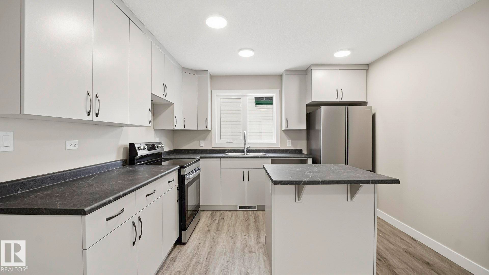 












98 HEATHERGLEN Crescent

,
Spruce Grove,




AB
T7X 3X5

