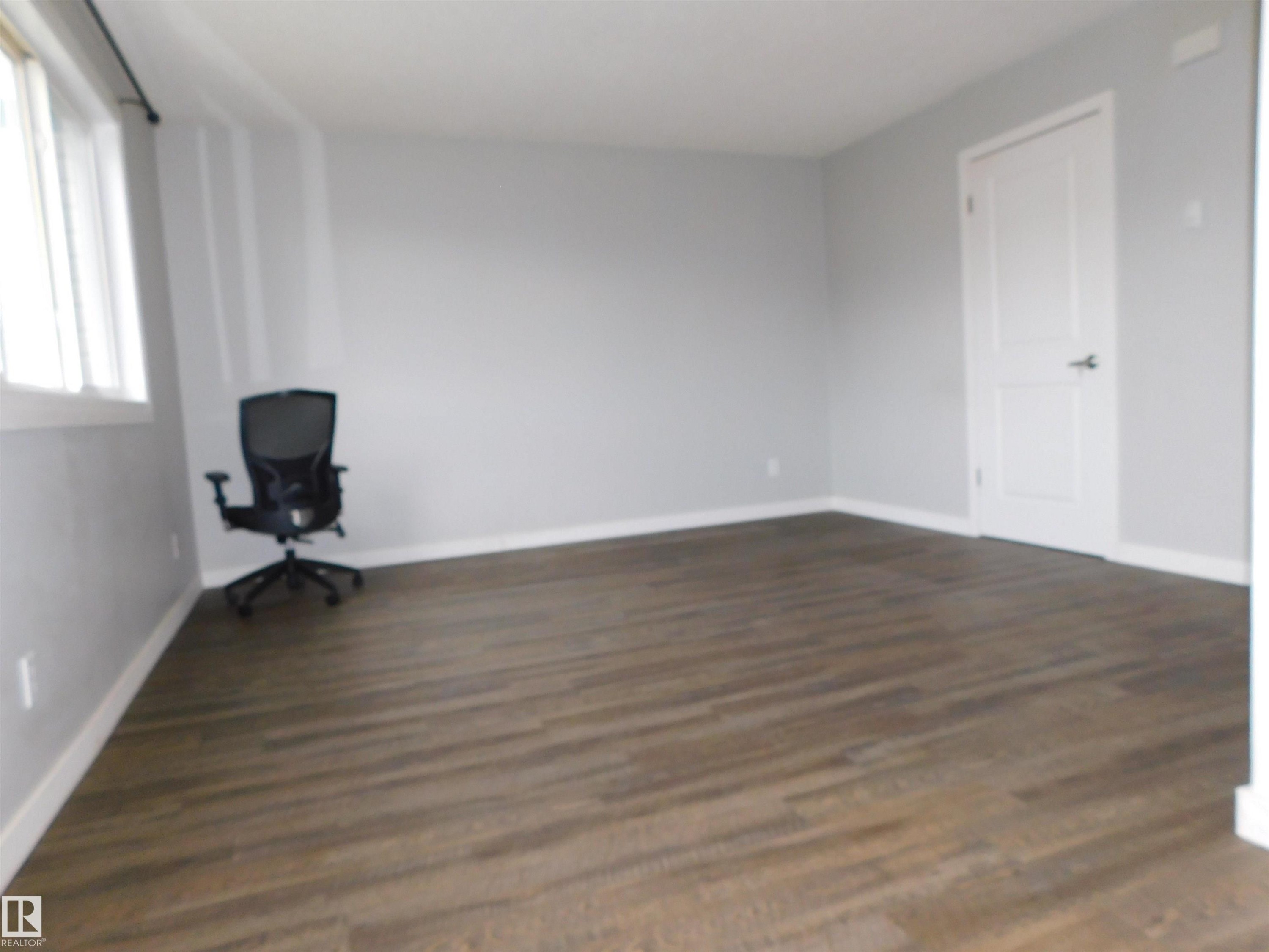 












1412 LAKEWOOD Road W

,
Edmonton,




AB
T6K 3M2

