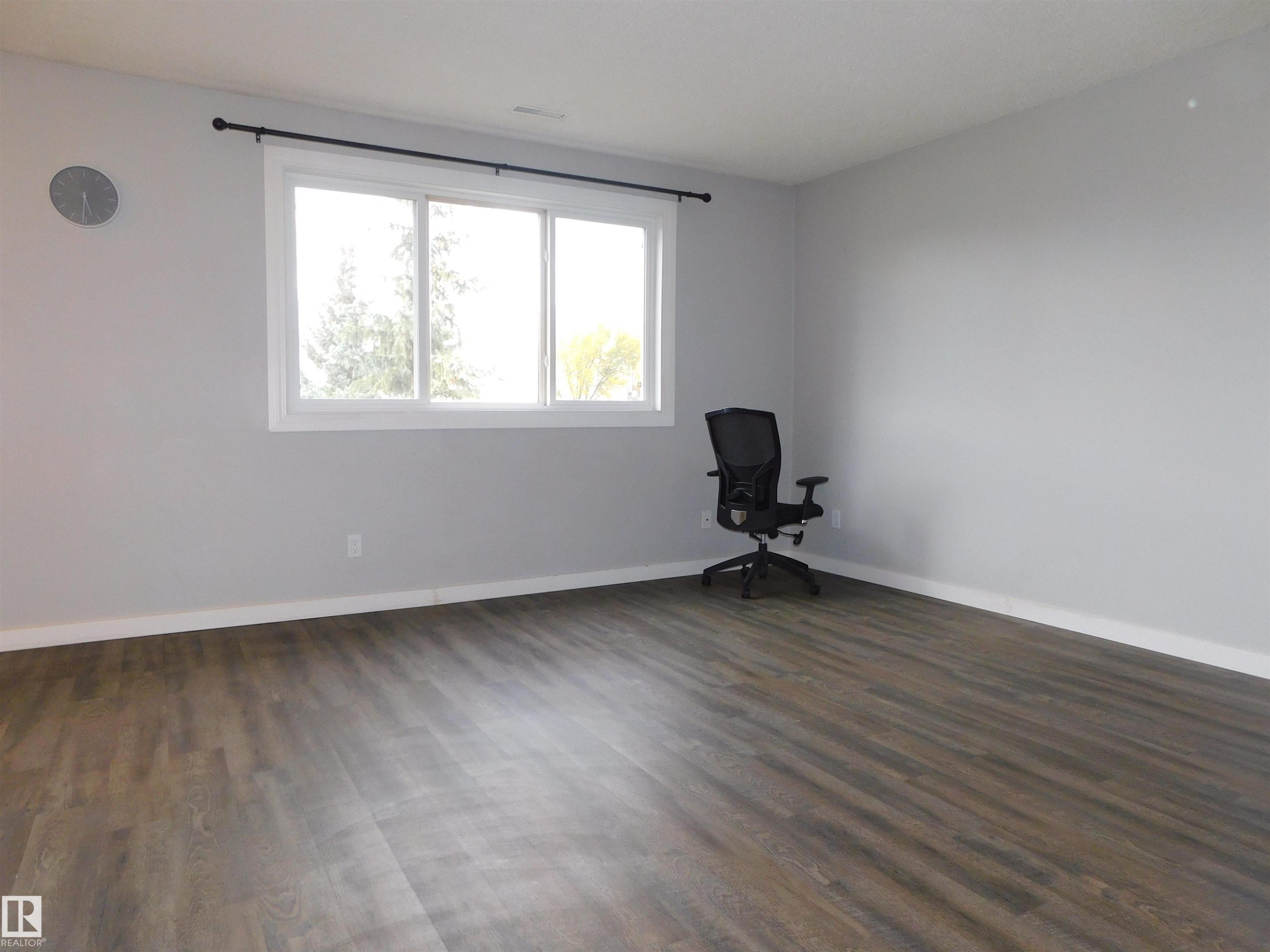 












1412 LAKEWOOD Road W

,
Edmonton,




AB
T6K 3M2

