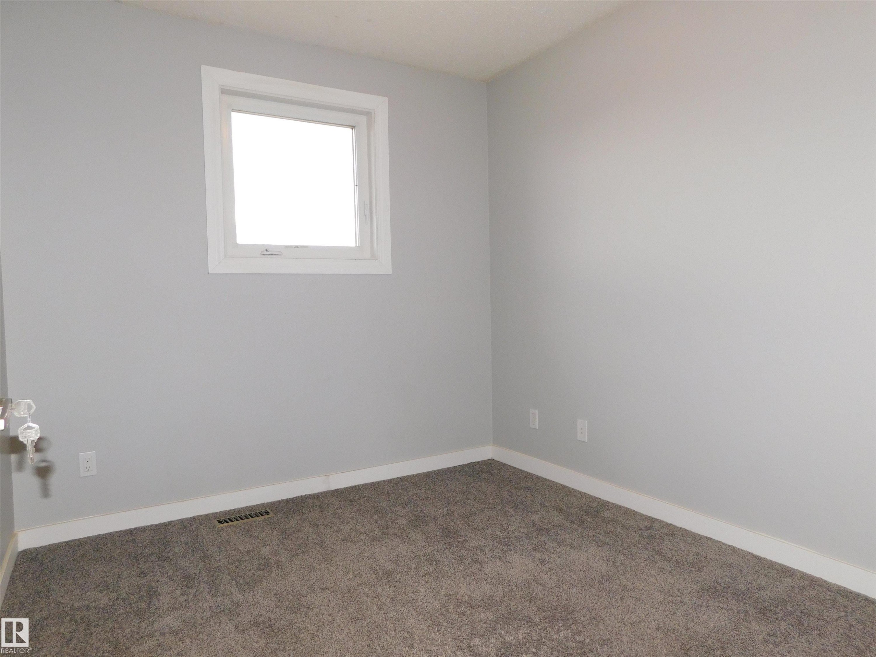 












1412 LAKEWOOD Road W

,
Edmonton,




AB
T6K 3M2

