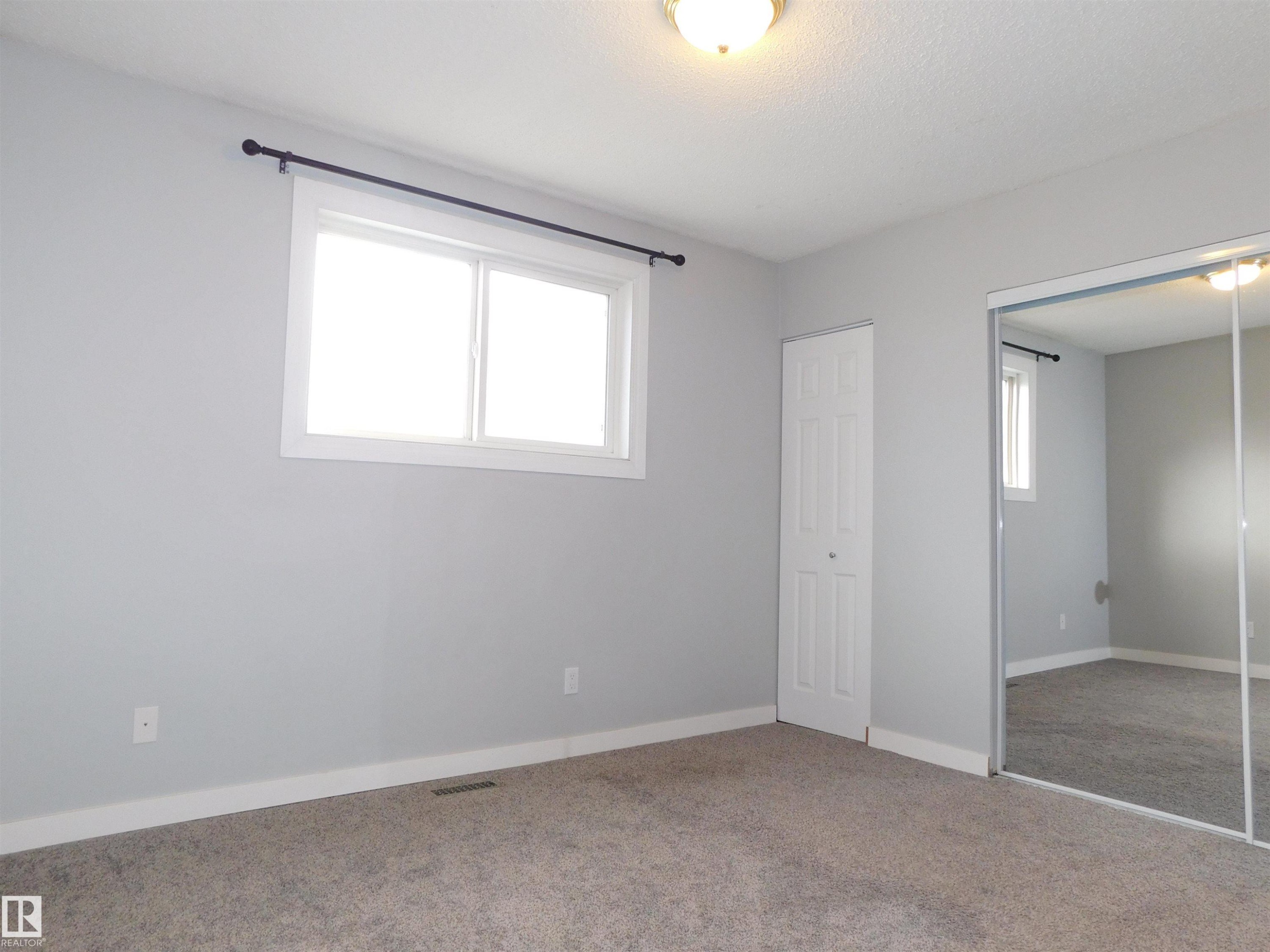 












1412 LAKEWOOD Road W

,
Edmonton,




AB
T6K 3M2

