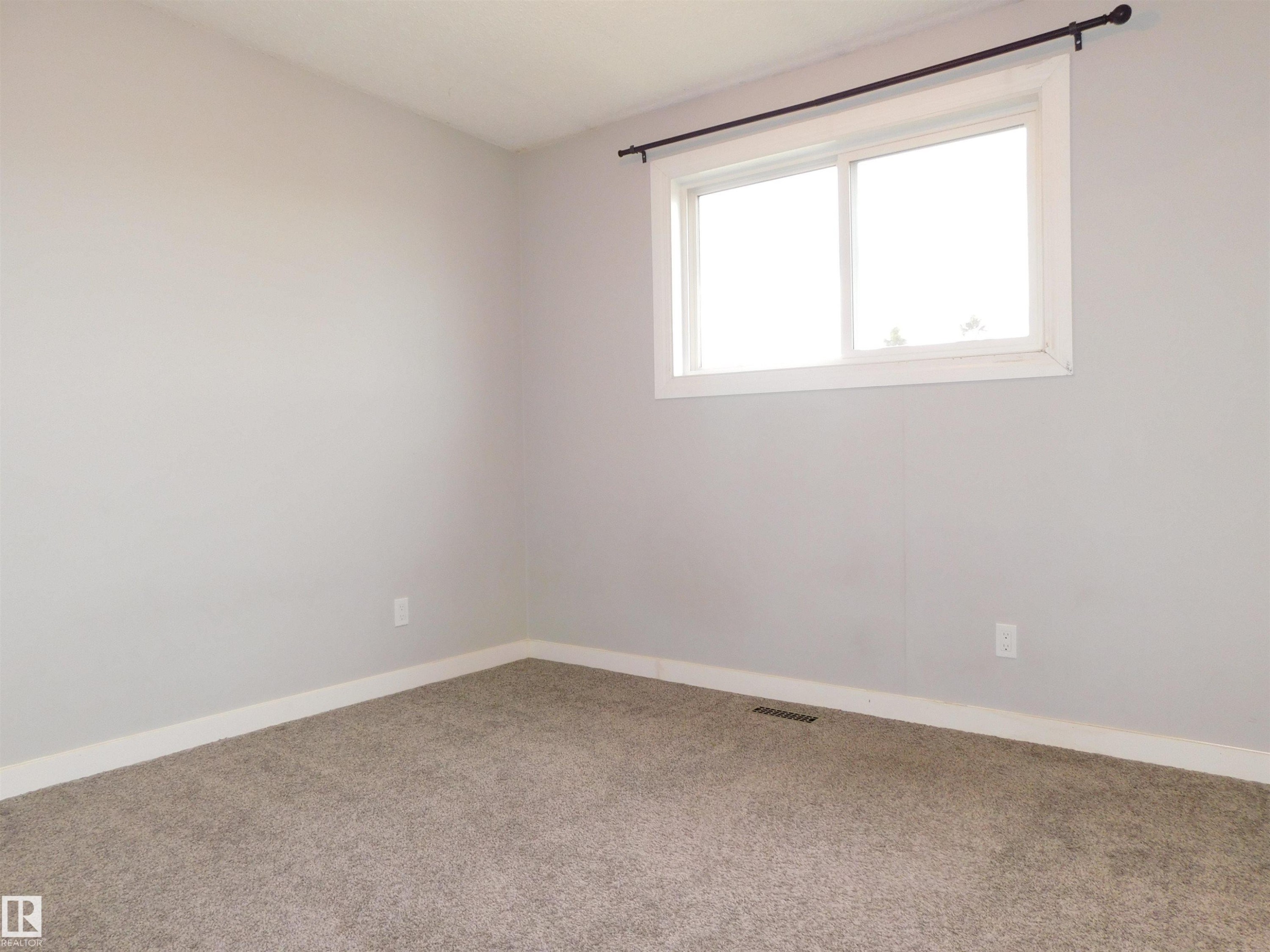 












1412 LAKEWOOD Road W

,
Edmonton,




AB
T6K 3M2


