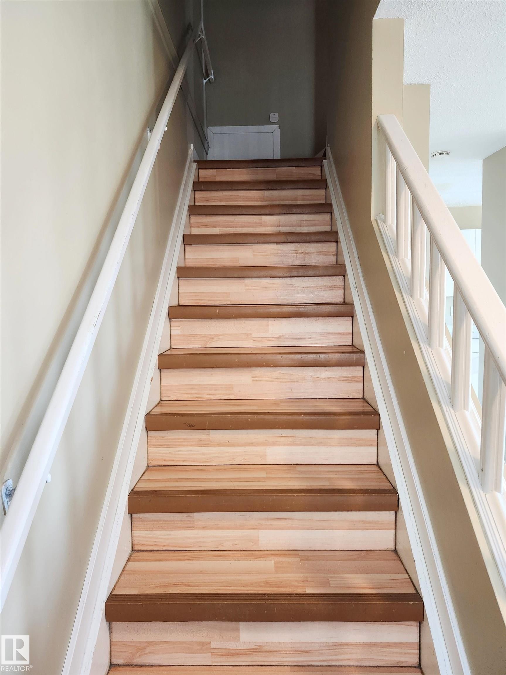 












913 8 Street

,
Cold Lake,




AB
T9M 1H7

