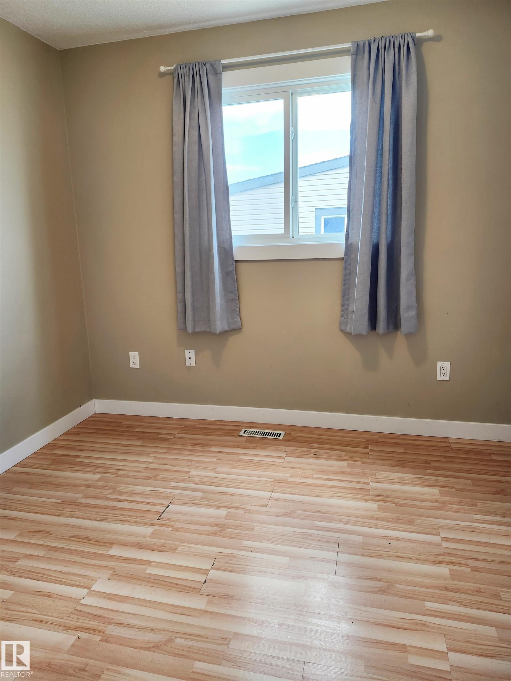 












913 8 Street

,
Cold Lake,




AB
T9M 1H7

