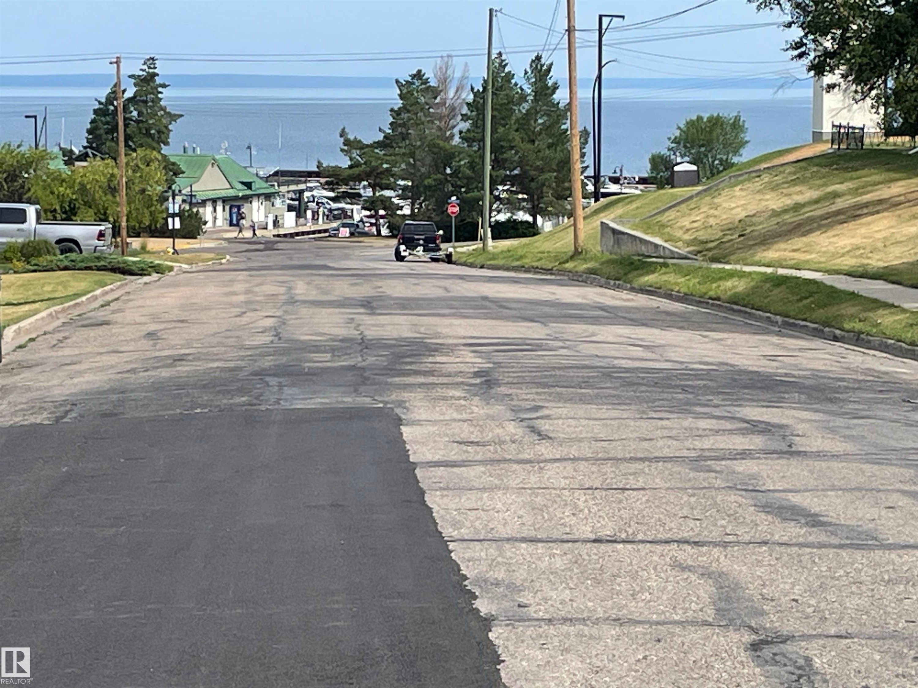 












913 8 Street

,
Cold Lake,




AB
T9M 1H7

