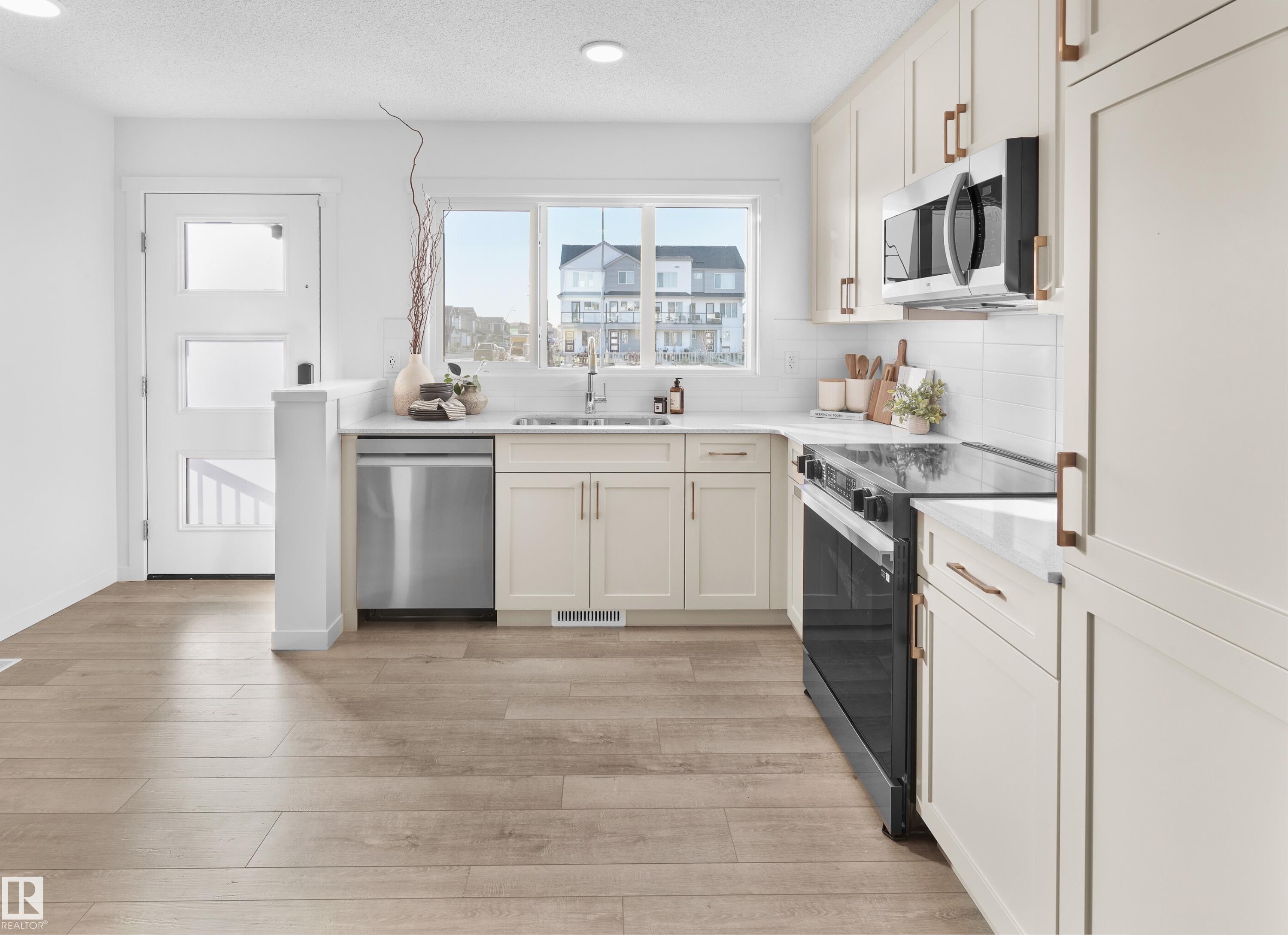 












3 3705 141 Street

,
Edmonton,




AB
T6W 5M9

