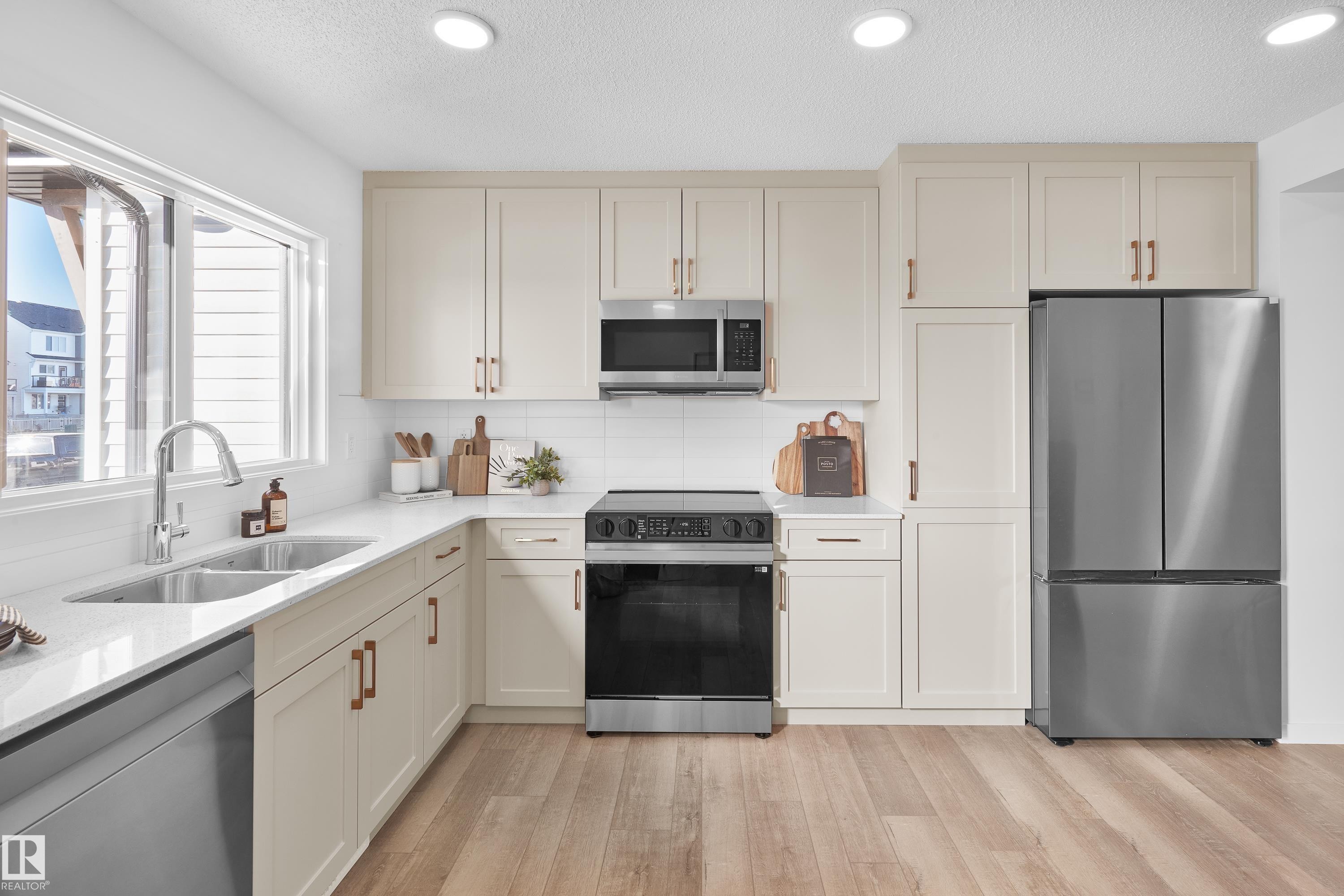 












3 3705 141 Street

,
Edmonton,




AB
T6W 5M9

